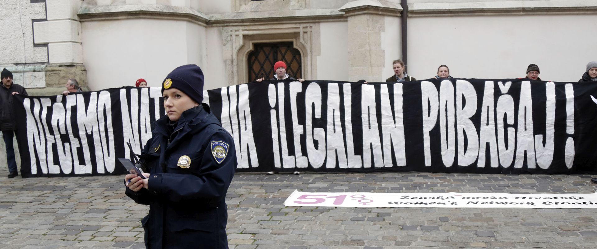 Zagreb, 29.12.2015 - Prosvjed predstavnika enske mree Hrvatske ispred Ustavnog suda protiv zabrane prava na pobaèaj. enska mrea organizirala je tu akciju poto je iz medija doznala da je Ustavni sud spreman za raspravu o prijedlogu za ocjenu ustavnosti zakona koji ureðuje pitanje prava na pobaèaj.
foto HINA/ Denis CERIÆ /dc