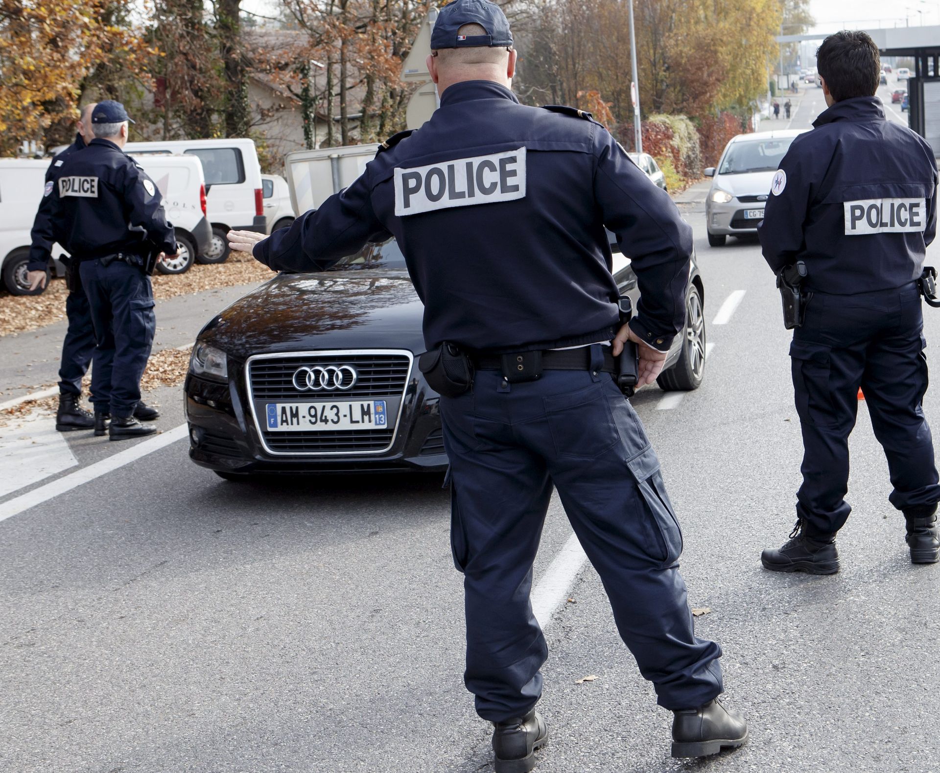 epa05024608 French Border control police check cars at the border between France and Switzerland in Meyrin near Geneva, Switzerland, 14 November 2015. At least 120 people have been killed in a series of attacks in Paris on 13 November, according to French officials. Eight assailants were killed, seven when they detonated their explosive belts, and one when he was shot by officers, police said.  EPA/SALVATORE DI NOLFI