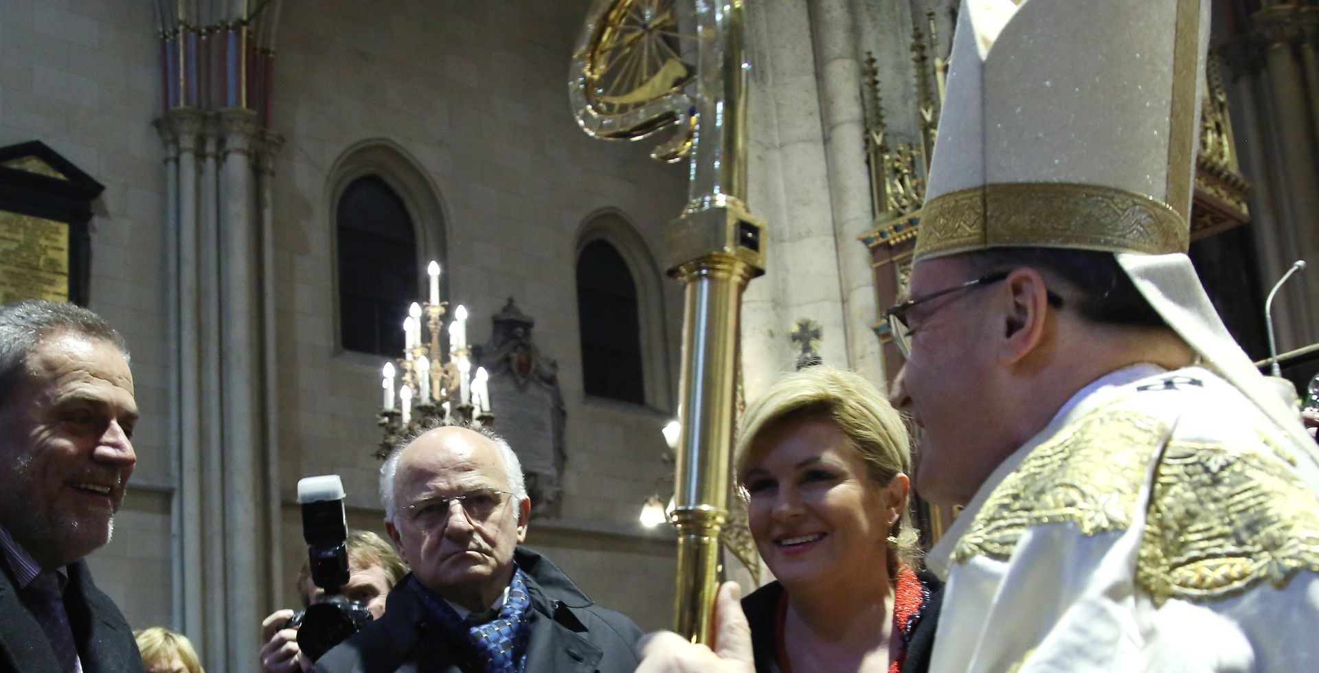 Zagreb, 25.12.2015. - Zagrebaèki nadbiskup kardinal Josip Bozaniæ predvodio je na Badnjak u ponoæ misu polnoæku u zagrebaèkoj katedrali. Na fotografiji hrvatska predsjednica Kolinda Grabar-Kitaroviæ sa suprugom Jakovom, zagrebaèki gradonaèelnik Milan Bandiæ, dosadanji predsjednik Hrvatskog sabora Josip Leko i kardinal Josip Bozaniæ.
foto HINA/ Lana SLIVAR DOMINIÆ/ lsd
