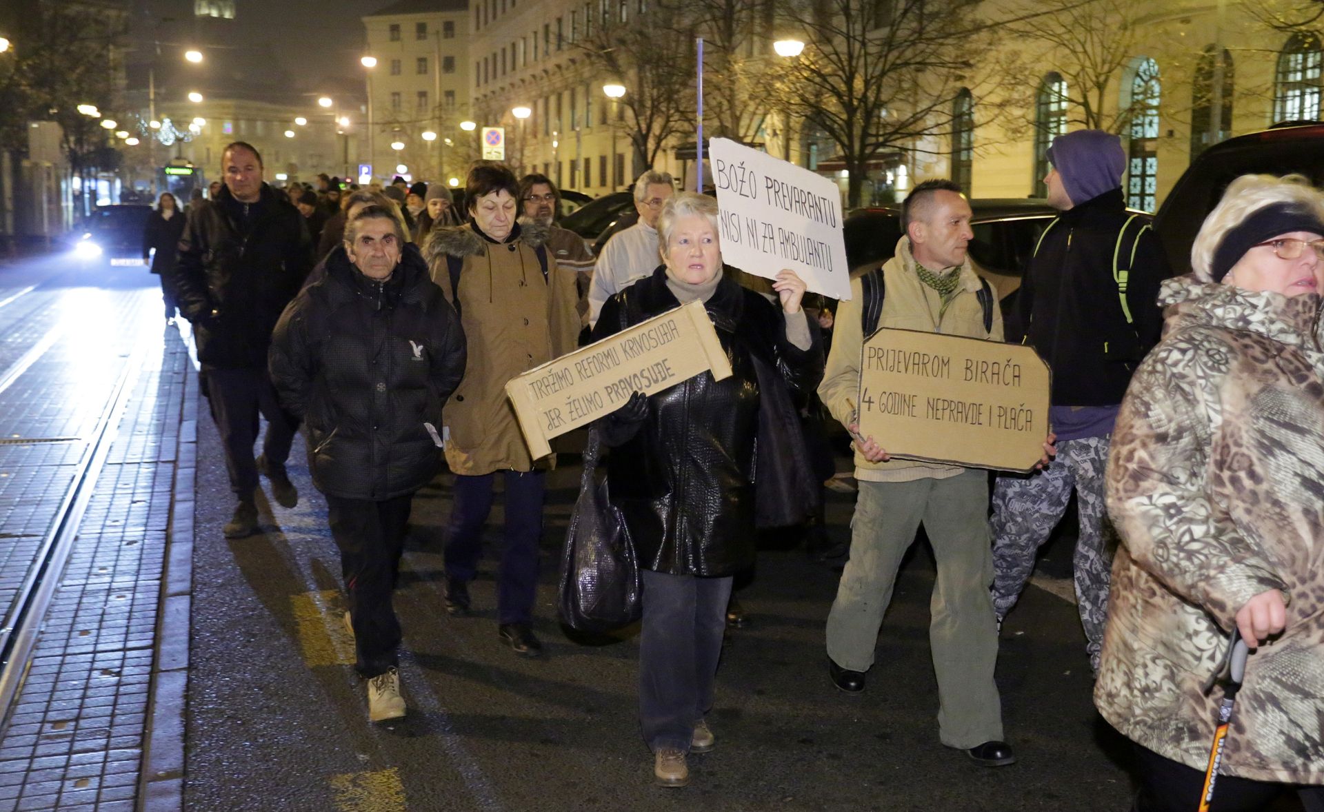 28.12.2015., Zagreb - Skupina od 50-ak gradjana predvodjena Domagojem Margeticem prosvjedovala je ispred stana predsjednice Kolinde Grabar-Kitarovic pozivajuci je na razgovor s gradjanima. 
Photo: Borna Filic/PIXSELL