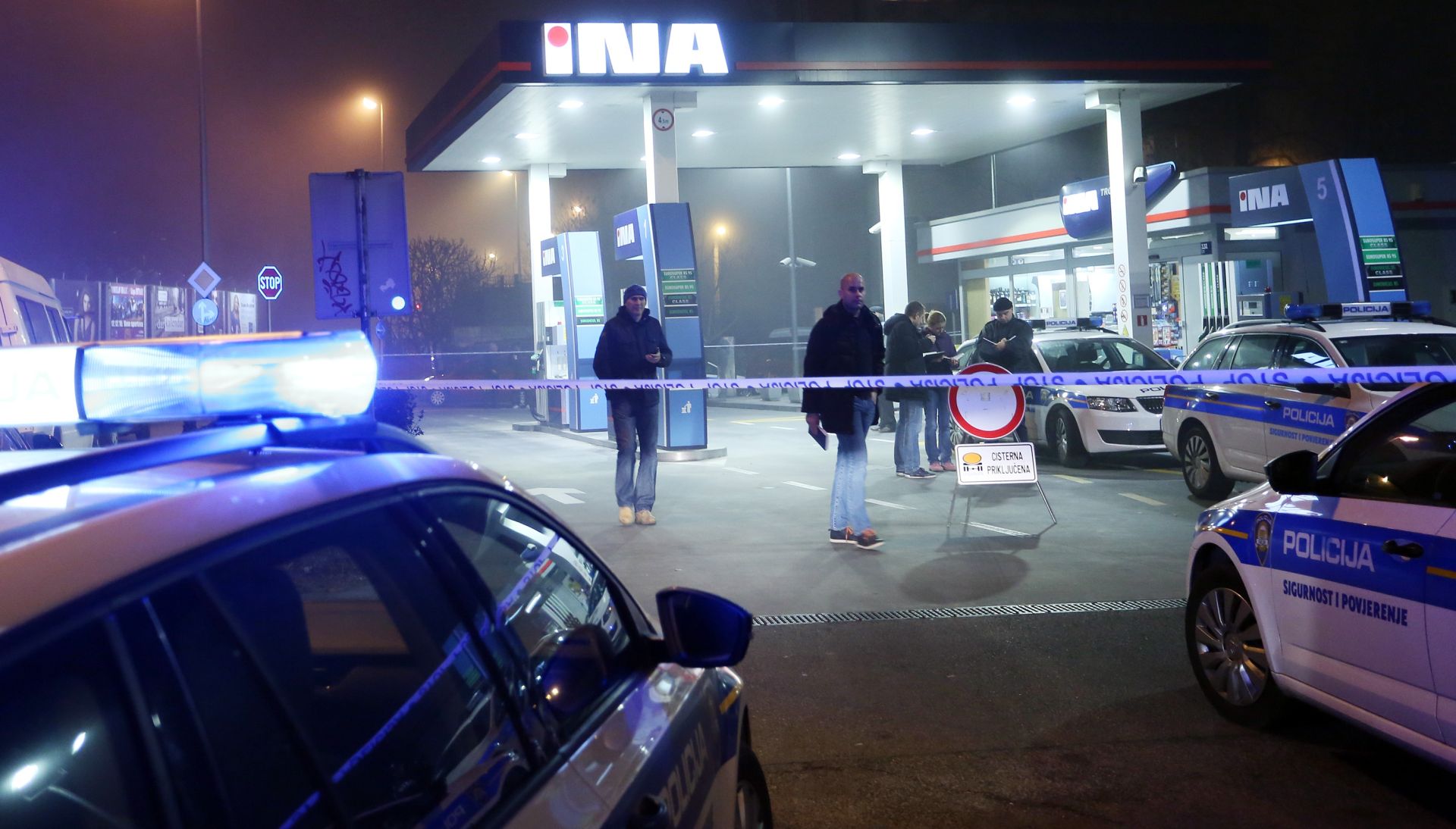 07.12.2015., Zagreb - Oko 18.50 na benzinskoj postaji INA-e na adresi Selska 131 nepoznata osoba vatrenim je oruzjem ranila jednu osobu. Ocevid je u tijeku. 
Photo: Goran Jakus/PIXSELL