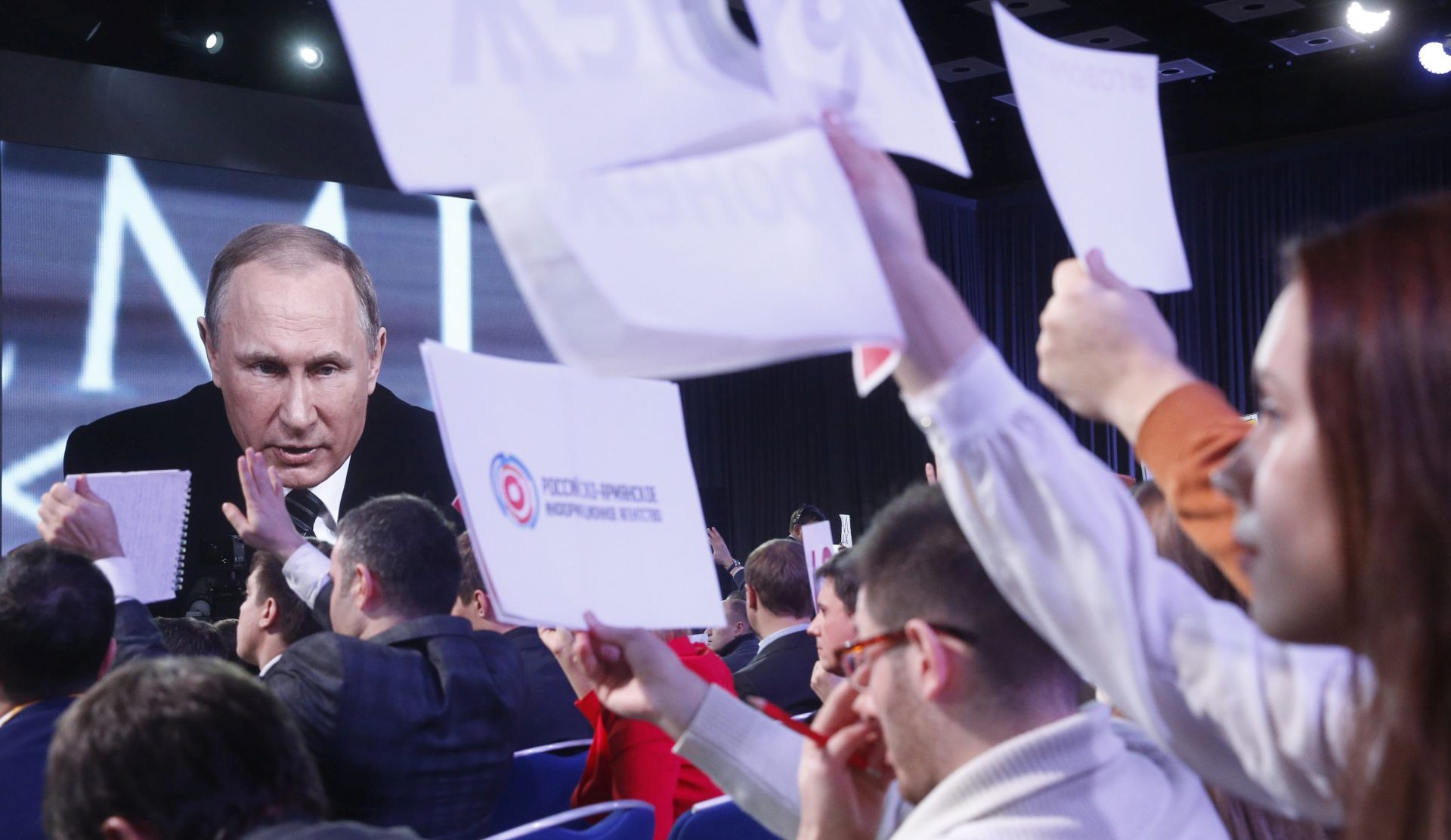 epa05072275 Russian journalists try to attract attention to ask President Vladimir Putin during his annual news conference in Moscow, Russia, 17 December 2015.  He was expected to address questions on domestic and international issues, especially Russia's involvement in Syria and Ukraine, and its fight against international terrorism.  EPA/SERGEI CHIRIKOV
