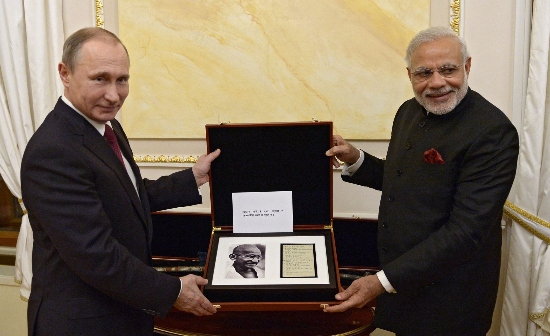 epa05079862 Russian President Vladimir Putin (L) and Indian Prime Minister Narendra Modi (R) pose as they exchange gifts during their informal meeting at the Kremlin in Moscow, Russia, late 23 December 2015. The Indian Prime Minister is on official visit in Moscow.  EPA/ALEXEY NIKOLSKY / SPUTNIK / KREMLIN POOL MANDATORY CREDIT