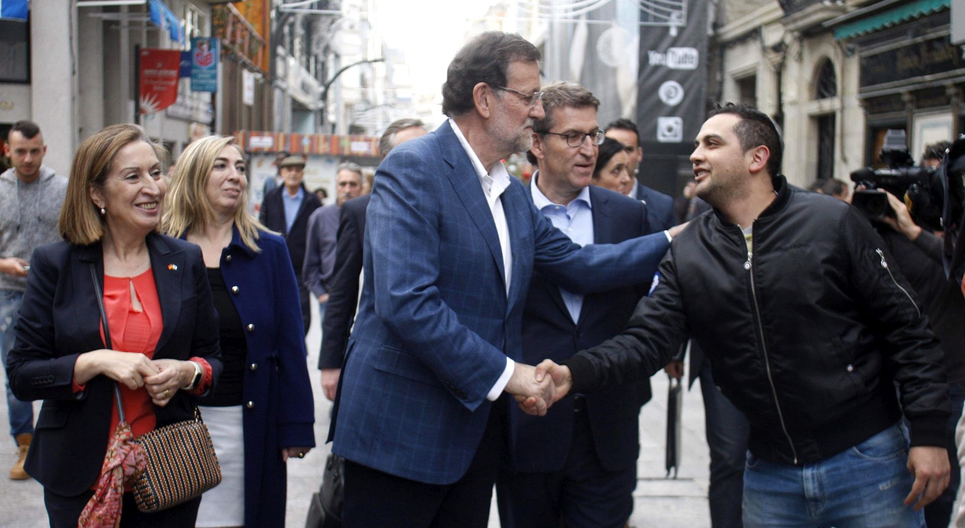 epa05071396 Spanish Prime Minister and presidential candidate of the Popular Party, Mariano Rajyo (C), Public Works minister Ana Pastor (L) and Galicia's regional president Alberto Nunez Feijoo (2-R) greet people after an election campaign event held in Vigo, Galicia, Spain, 16 December 2015. Spain wil held general elections on 20 December 2015.  EPA/SALVADOR SAS