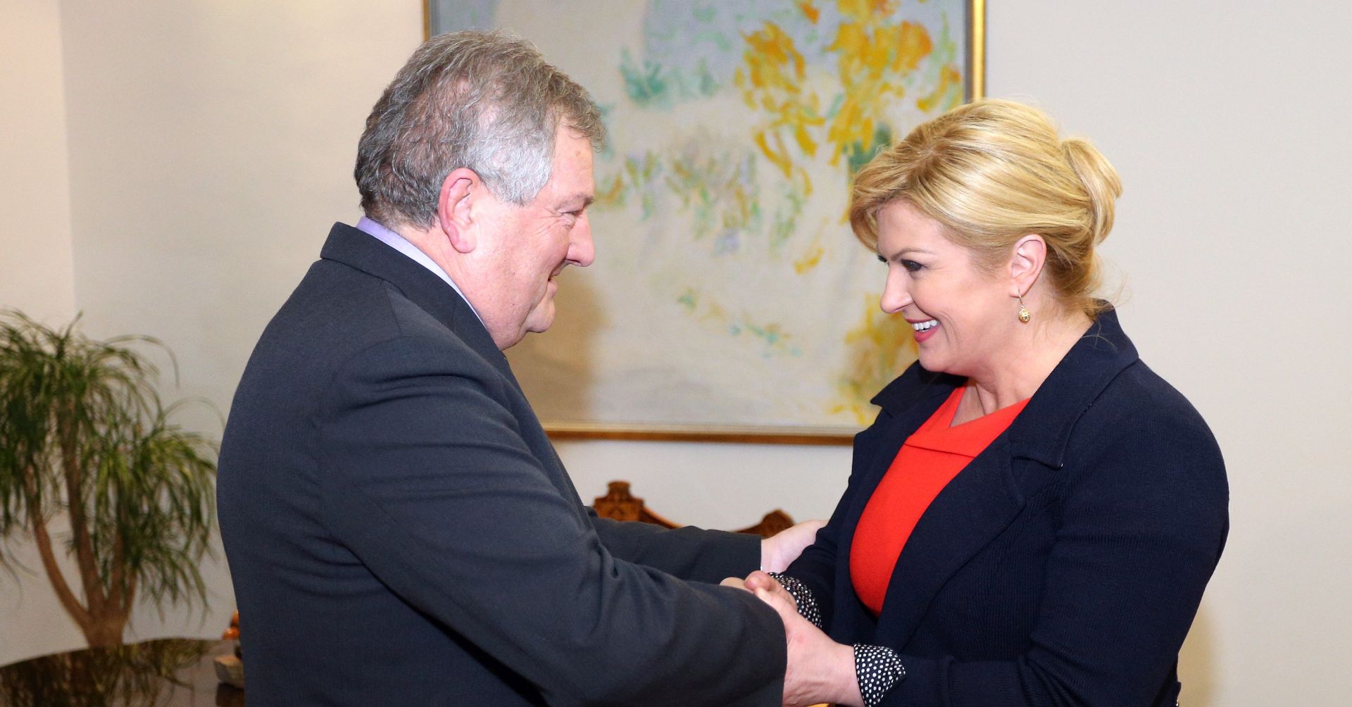 Zagreb, 26.11.2015 - Predsjednica Republike Kolinda Grabar-Kitaroviæ u èetvrtak poslijepodne poèela je konzultacije o mandataru za sastavljanje nove Vlade s èelnicima parlamentarnih stranaka izabranih u 8. saziv Hrvatskoga sabora. Na slici konzultacije sa zastupnikom srpske nacionalne manjine Mirkom Rakoviæem.
foto HINA/ Damir SENÈAR /ds