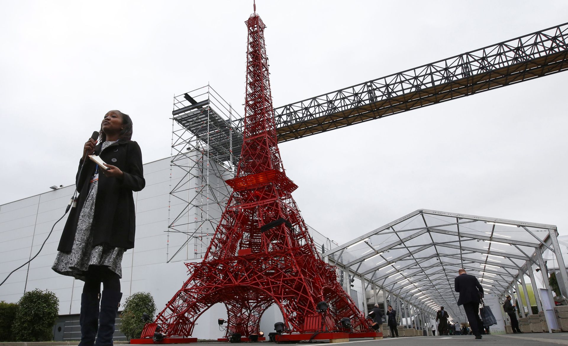 epa05050894 A journalist at work at the COP21 World Climate Change Conference 2015 in Le Bourget, north of Paris, France, 1 December 2015. The 21st Conference of the Parties (COP21) is held in Paris from 30 November to 11 December aimed at reaching an international agreement to limit greenhouse gas emissions and curtail climate change.  EPA/ETIENNE LAURENT