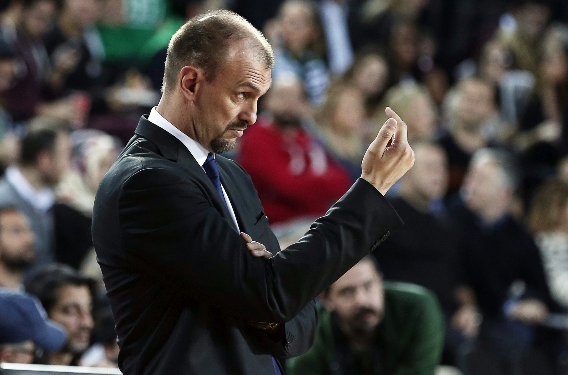 epa05073276 Maccabi Tel Aviv's head coach Jan Tabak reacts during the Euroleague basketball match between Darussafaka Dogus Istanbul and Maccabi Tel Aviv in Istanbul, Turkey, 17 December 2015.  EPA/SEDAT SUNA