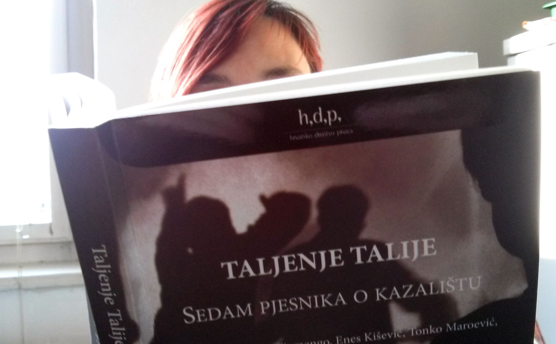 Zagreb, 3.12.2015. - Neraskidiva veza knjievnosti i kazalita protee se kroz stihove zbirke poezije "Taljenje Talije; Sedam pjesnika o kazalitu", objavljene u izdanju Hrvatskog drutva pisaca, koja je okupila odabrane pjesme iz opusa Arsena Dediæa, Jake Fiamenga, Enesa Kieviæa, Tonka Maroeviæa, Zvonimira Mrkonjiæa, Tahira Mujièiæa i Luke Paljetka, koji su svaki na svoj naèin ostavili vaan umjetnièki trag i u kazalitu.
foto HINA / Anamarija GRBIN / mm