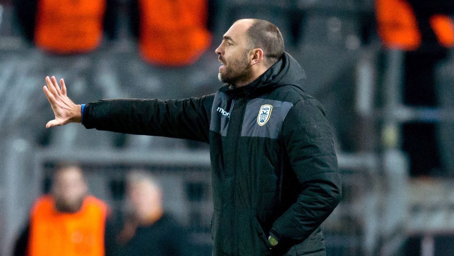 epa05064086 PAOK's head coach Igor Tudor reacts during the Europa League Group C football match between Borussia Dortmund and PAOK FC at the Signal Iduna Park in Dortmund, Germany, 10 December 2015.  EPA/BERND THISSEN