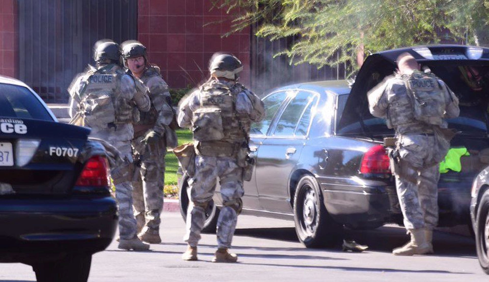 epa05052284 A photo made available by the Los Angeles News Group (LANG) and San Bernadino Sun shows armed police officers responding at the scene of an active shooter situation near the Inland Regional Center in San Bernardino California, USA, 02 December 2015. At least 20 people were shot in an ongoing mass shooting incident in southern California on 02 December, local authorities said. Police told local news broadcaster KTLA there is an "active shooter" and at least 20 victims shot in San Bernardino, about 88 kilometres east of Los Angeles. Fire officials said they were responding to reports of 20 victims in the incident.  EPA/DOUG SAUNDERS / LANG / HANDOUT MANDATORY CREDIT: DOUG SAUNDERS / LOS ANGELES NEWS GROUP
BEST QUALITY AVAILABLE HANDOUT EDITORIAL USE ONLY/NO SALES