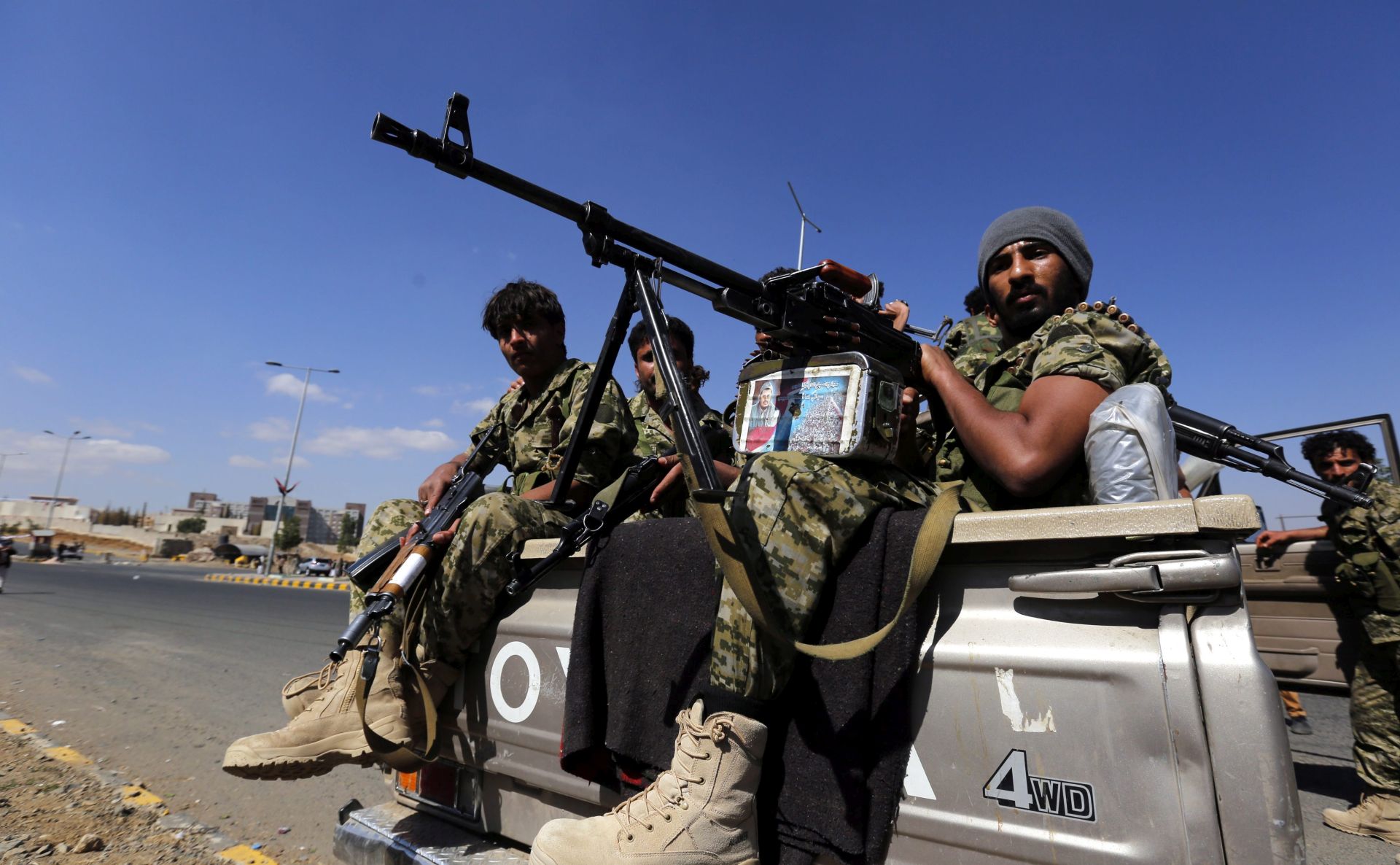 epa05068707 Armed members of Houthi militia guard during a parade on the eve of planned cease-fire and Geneva peace talks, in Sanaa, Yemen, 14 December 2015. A new round of peace talks between warring sides in Yemen will start in Geneva on 15 December, amid reports of a planned ceasefire by midnight 14 December. Saudi Arabia and fellow Sunni partners, including the UAE, have since March been carrying out a military campaign in Yemen against the Iranian-allied Houthis, who are fighting to oust internationally recognized President Abdo Rabbo Mansour Hadi.  EPA/YAHYA ARHAB