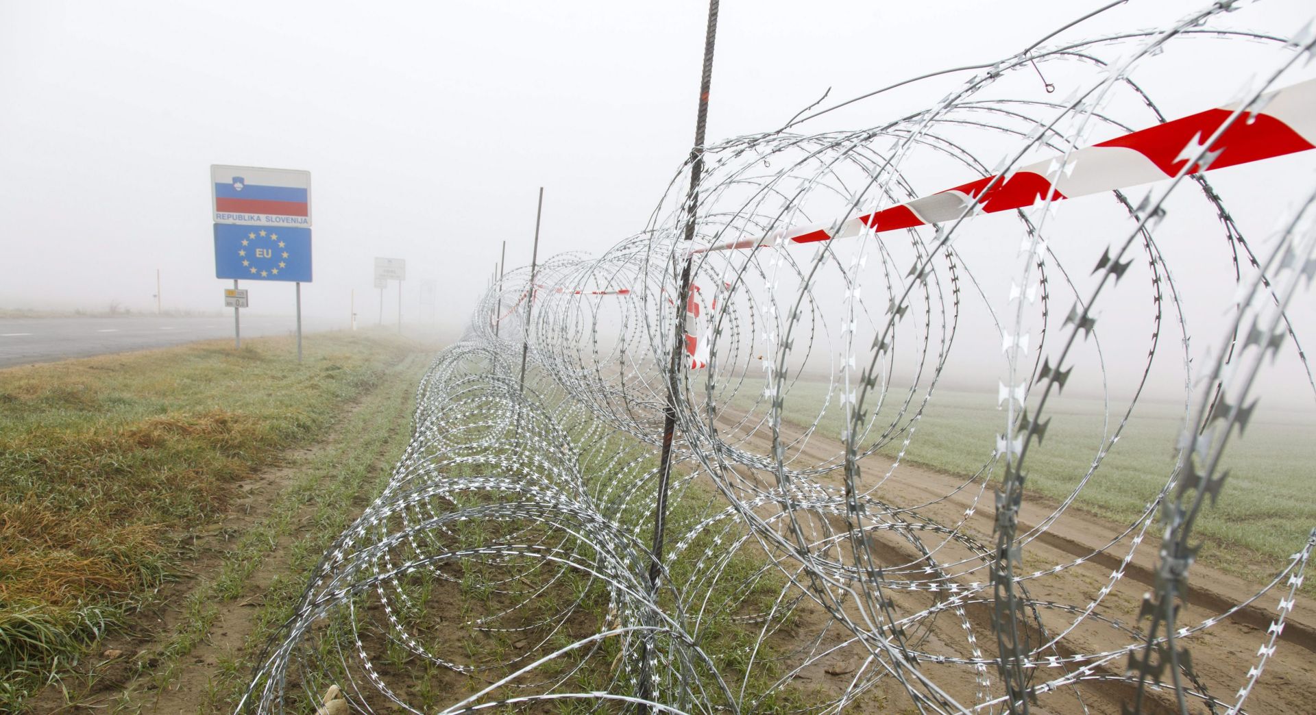 epa05053335 A razor wire fence on the Slovenian side of the Slovenian-Croatian border near Gibina, 188 kms northeast of Ljubljana, Slovenia, 03 December 2015. Slovenia has installed a nearly 100 kilometer-long fence in the past three weeks along its common border with Croatia.  EPA/GYORGY VARGA HUNGARY OUT