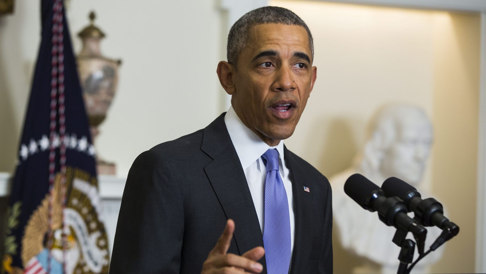 epa05107119 US President Barack Obama delivers a statement about the U.S. lifting economic sanctions on Iran in the Cabinet Room of the White House in Washington, DC, USA, 17 January 2016. Obama also spoke about the freed American hostages, and said that Iran 'will not get its hands on a nuclear bomb.'  EPA/JIM LO SCALZO