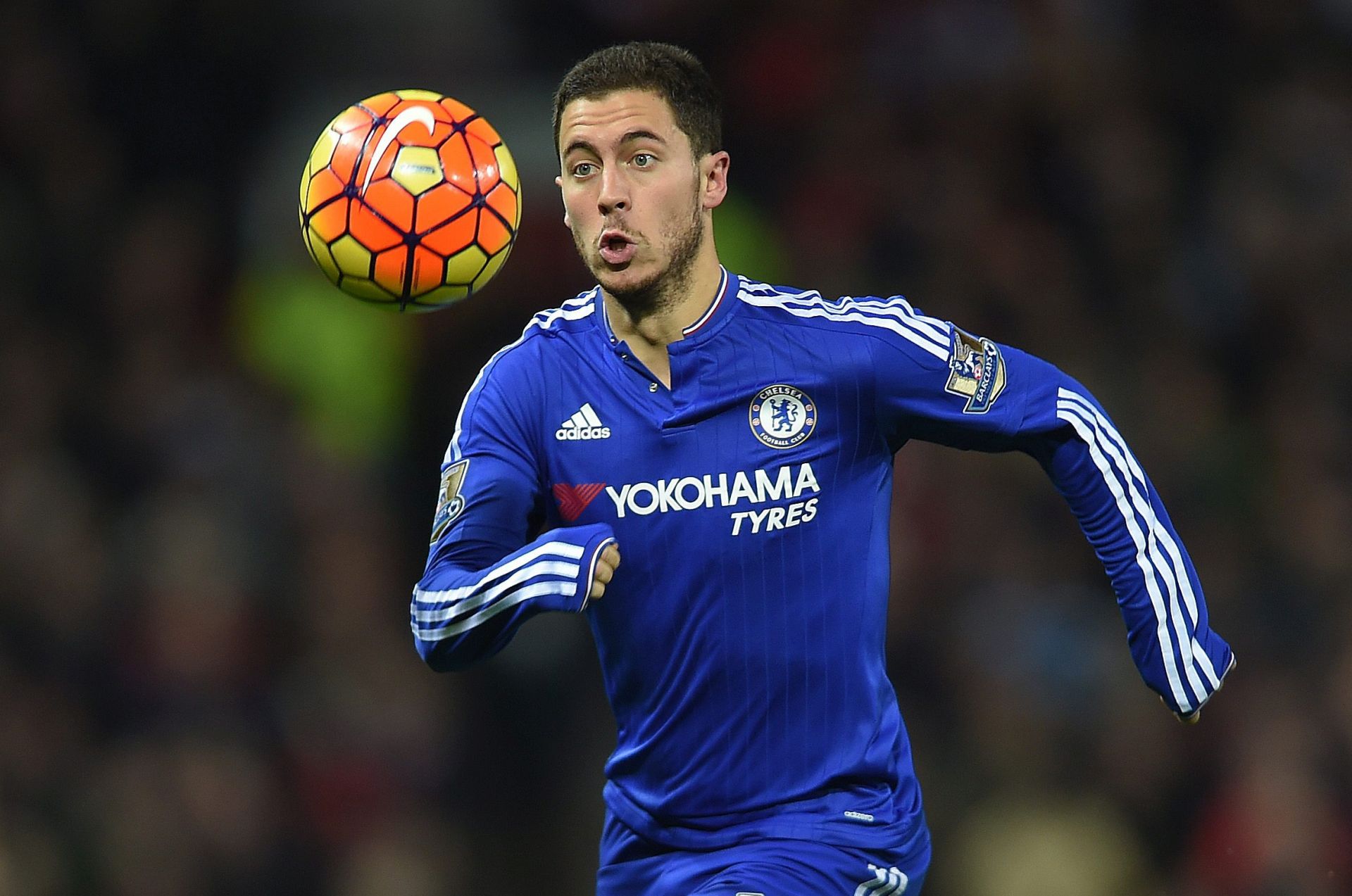 epa05082579 Chelsea's Eden Hazard in action during the English Premier League soccer match between Manchester United and Chelsea at Old Trafford, Manchester, Britain, 28 December 2015.  EPA/PETER POWELL EDITORIAL USE ONLY. No use with unauthorized audio, video, data, fixture lists, club/league logos or 'live' services. Online in-match use limited to 75 images, no video emulation. No use in betting, games or single club/league/player publications