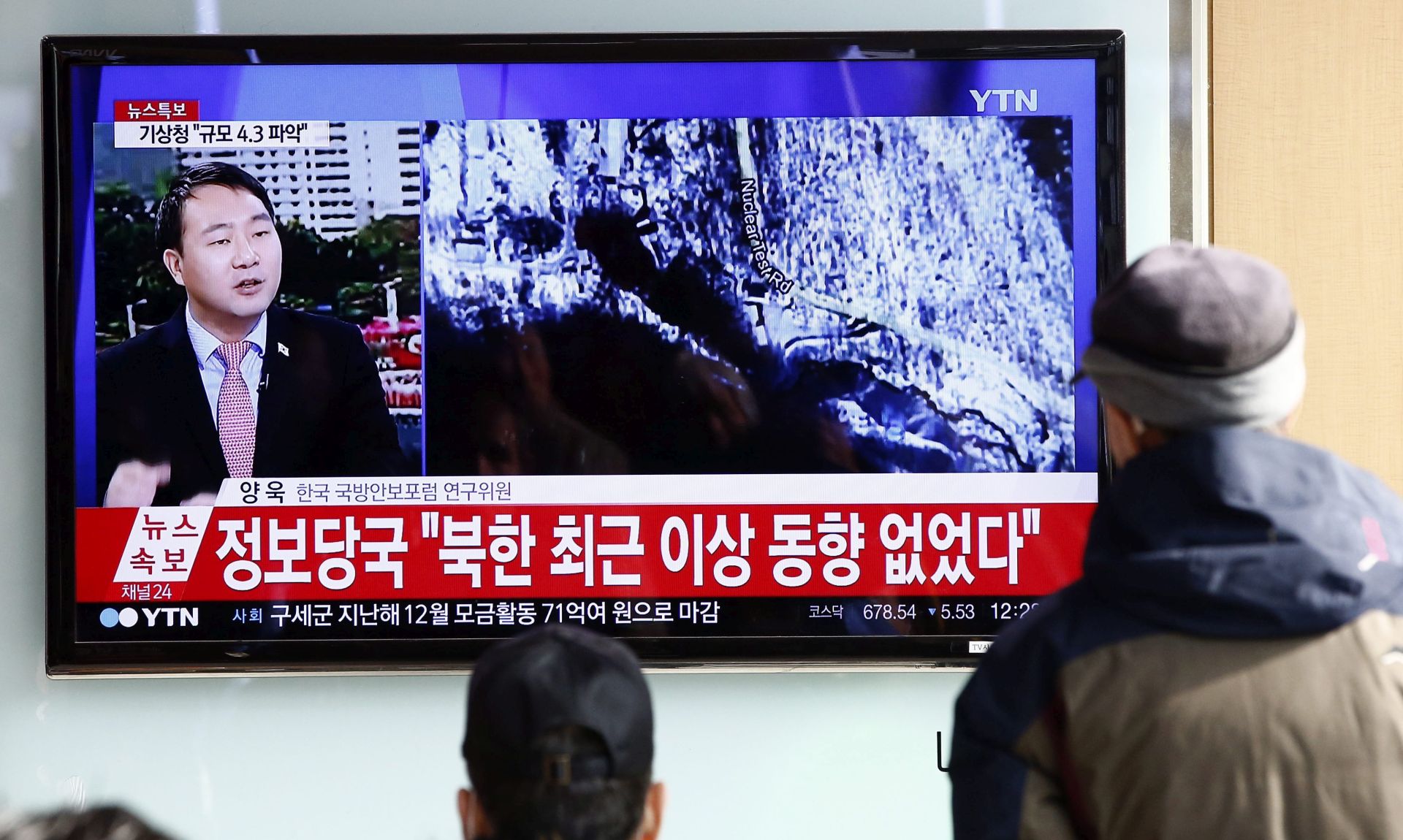 epa05089309 South Korean people watch TV news at Seoul station, in Seoul, South Korea, 06 January 2016. North Korea announced the same day that it successfully conducted a hydrogen bomb test at 10:00 a.m. (Pyongyang Time). The announcement came hours after what seems to be an artificial earthquake was detected close to the North's nuclear test site.  EPA/JEON HEON-KYUN