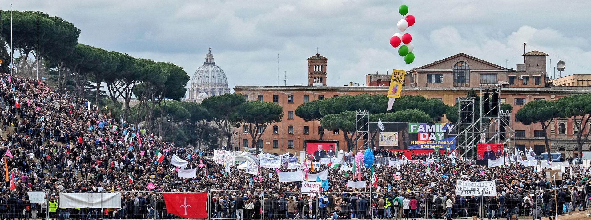 epa05135224 People take part in the Family Day, a big rally set at Circo Massimo in Rome, Italy, 30 January 2016. The Family day was organized to protest against a bill to recognize civil unions, including same-sex ones, that Italian parliament is currently examining.  EPA/ALESSANDRO DI MEO