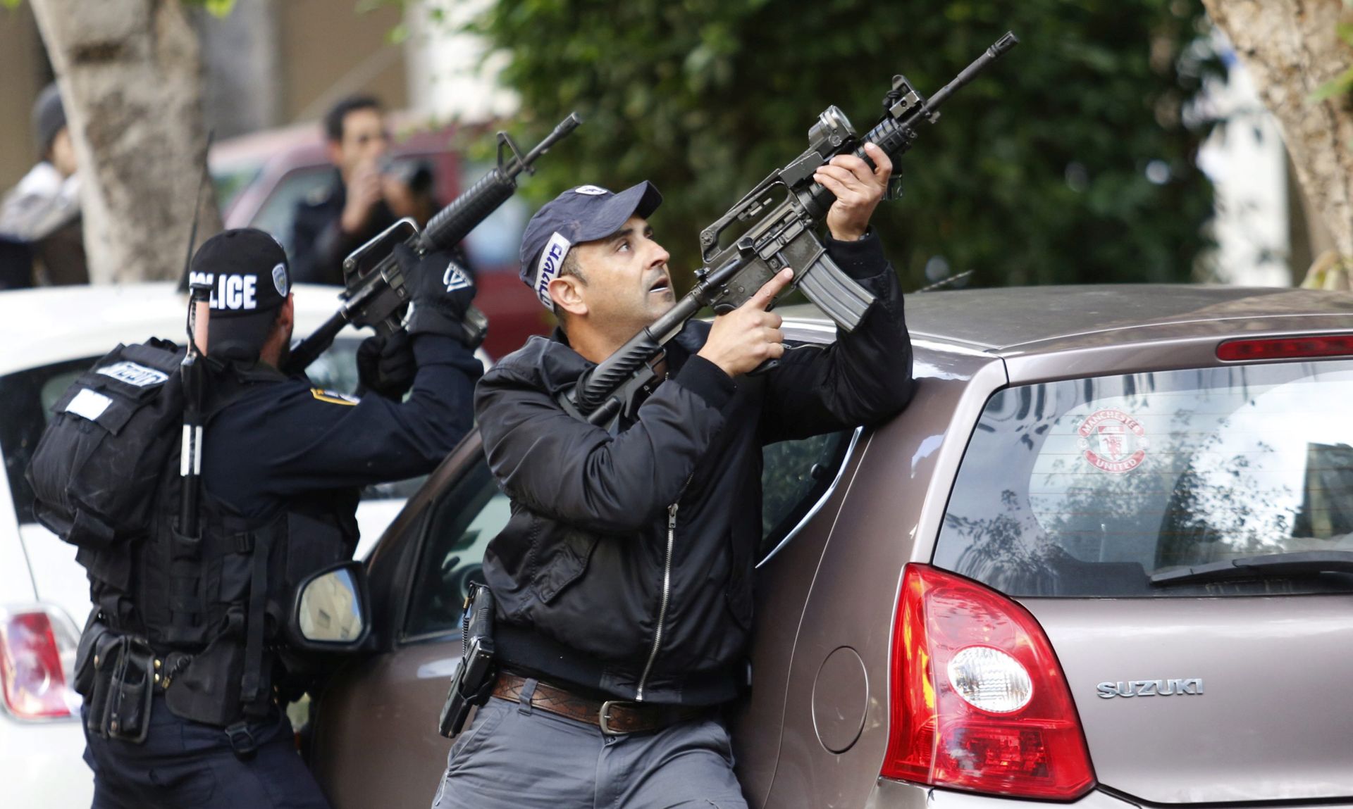 epa05085401 Israeli police at the scene of a shooting attack in a bar in central Tel Aviv, Israel, 01  January 2016.  An unidentified gunman opened fire, killing two people and injuring five more, police spokesman Micky Rosenfeld said.  EPA/TOMER APPELBAUM ISRAEL OUT