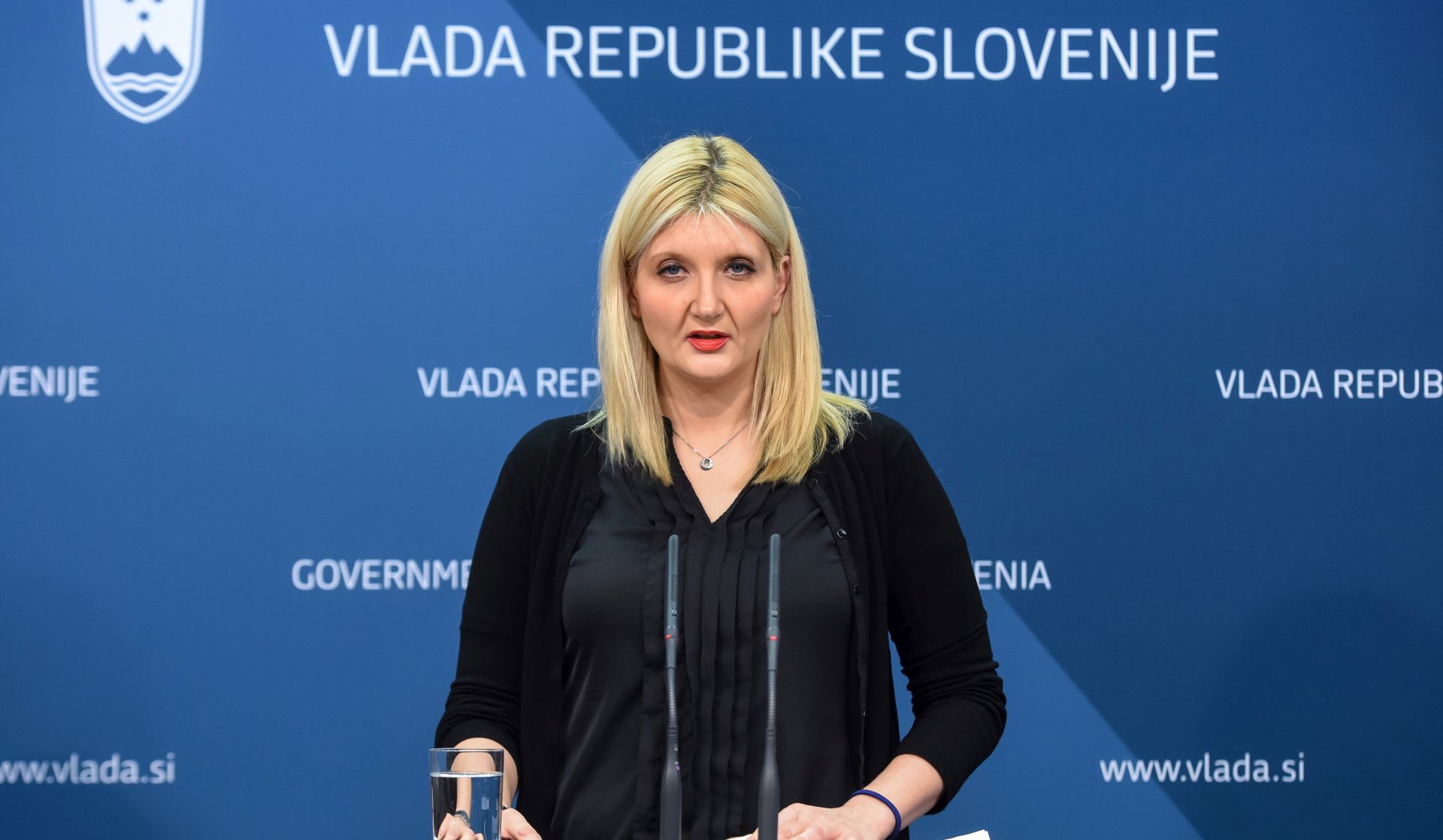 Ljubljana, 21.1.2016 - Slovenska vlada u èetvrtak je donijela restriktivne mjere za buduæe primanje migranata koji se kreæu balkanskom rutom i primat æe samo one koji dokau da æe azil traiti u Austriji ili Njemaèkoj. Mjere æe se poèeti primjenjivati za migrante koji stiu u Dobovu vlakom najavljenim veèeras oko 22 sata, kazala je na konferenciji za novinare nakon sjednice vlade ministrica unutarnjih poslova Vesna Gjerke nidar. 
foto HINA/ STA/ Nebojsa Tejic/ ua