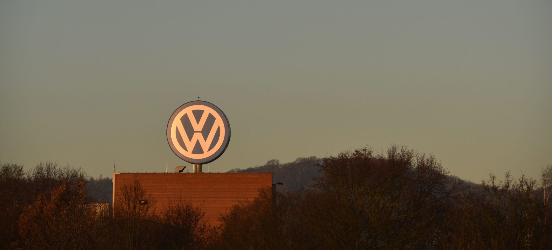 epa05059384 The sun shines on the Volkswagen (VW) logo on the Kassel VW factory in Baunatal, Germany, 08 December 2015. The current situation of the VW group and the Kassel site are to be discussed at a works meeting attended by more than 4000 employees.  EPA/UWE ZUCCHI