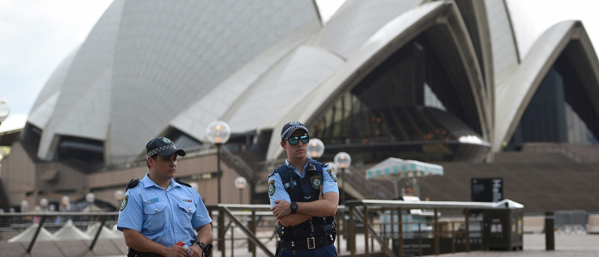 epa05100981 The Sydney Opera House is seen after tourists and staff have been evacuated by New South Wales (NSW) Police in Sydney, Australia, 14 January 2016. Police evacuated the building at around 2pm due to a suspected threat.  EPA/DAN HIMBRECHTS AUSTRALIA AND NEW ZEALAND OUT