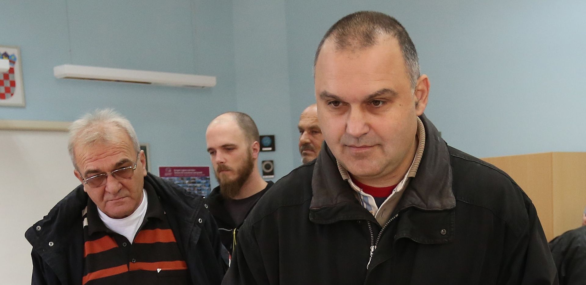 08.11.2015., Karlovac - Nositelj liste HDZ-a u VII. izbornoj jedinici gradonacelnik Damir Jelic glasovao je na svom birackom mjestu.
Photo: Kristina Stedul Fabac/PIXSELL