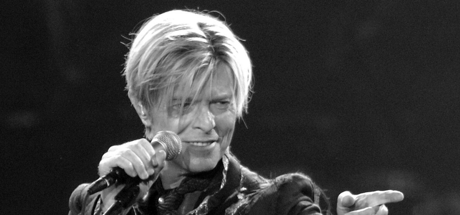 epa05096696 (FILE) A file photograph showing British rock legend David Bowie perfoming on stage during his concert in Hamburg, Germany, 16 October 2003. According to reports quoting David Bowie's son and his official Facebook page, Bowie, 69, has died on 11 January 2016 after a battle with cancer. 'David Bowie died peacefully on 11 January 2016 surrounded by his family after a courageous 18 month battle with cancer. While many of you will share in this loss, we ask that you respect the family's privacy during their time of grief,' read a statement posted on the artist's official social media accounts.  EPA/MAURIZIO GAMBARINI