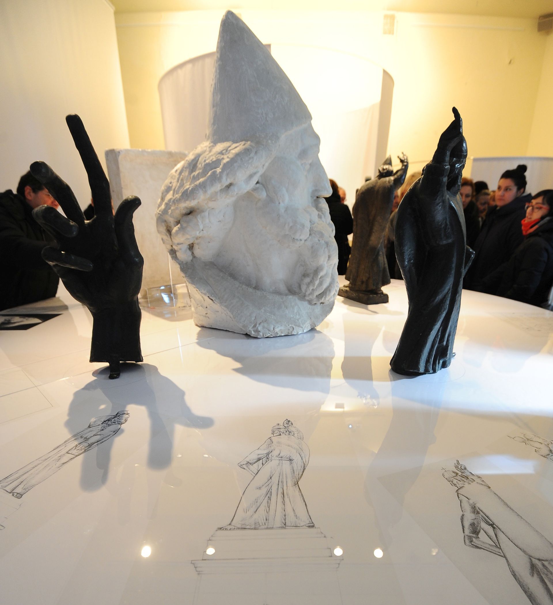Split, 20.01.2016 - U Galeriji Metroviæ otvorena je izloba "Ivan Metroviæ: spomenik Grguru Ninskom u Splitu".
foto HINA/ Mario STRMOTIÆ/ ik