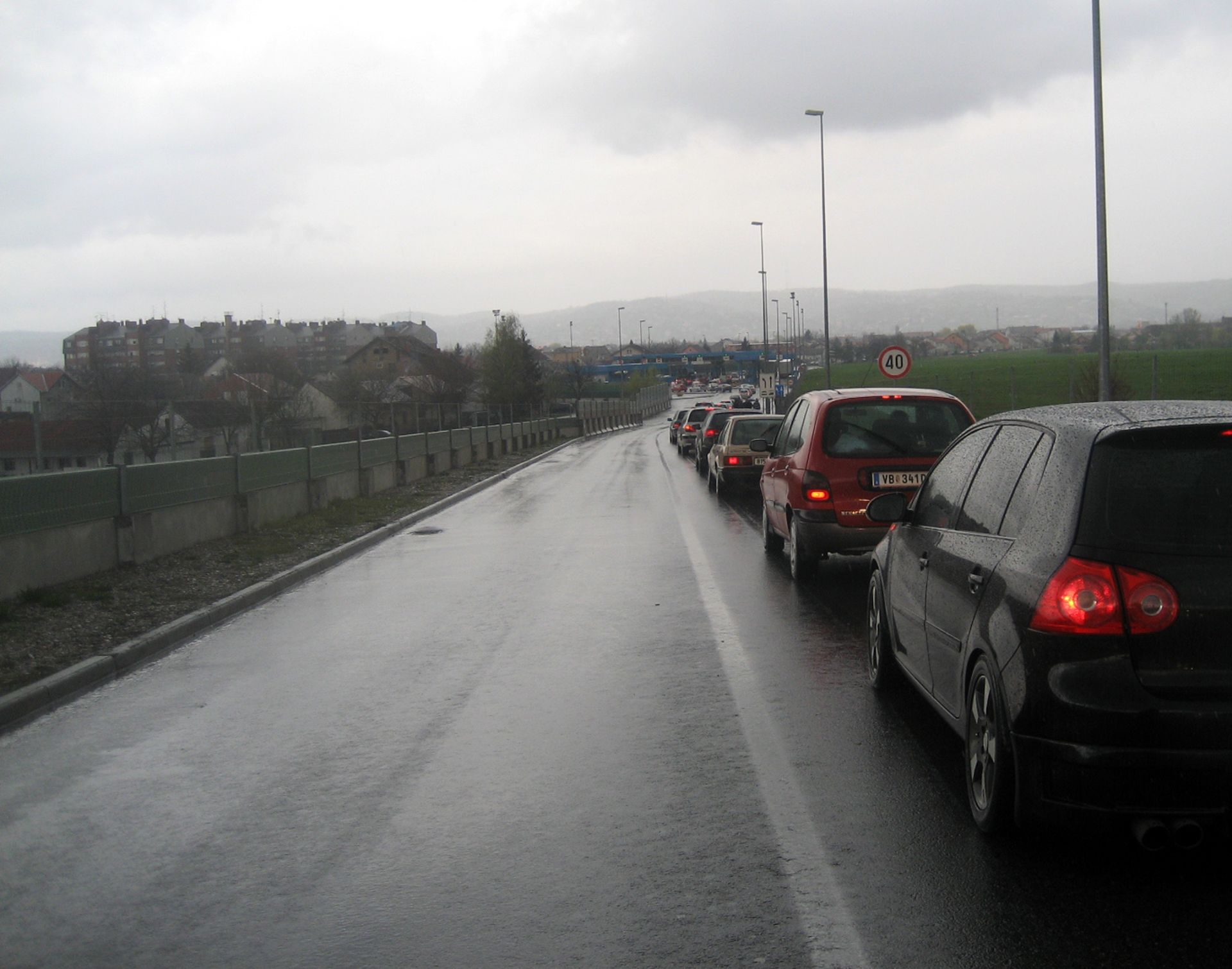 05.04.2010., Slavonski Brod - Na svim granicnim prijelazima s BiH su guzve. U Slavonskom Brodu u Hrvatsku se ulazi u cetiri kolone. Unatoc tome na ulazak u Hrvatsku se ceka vise od sat vremena, zbog uskog grla na granici u Bosanskom Brodu.
Photo: Franjo Lepan/24sata