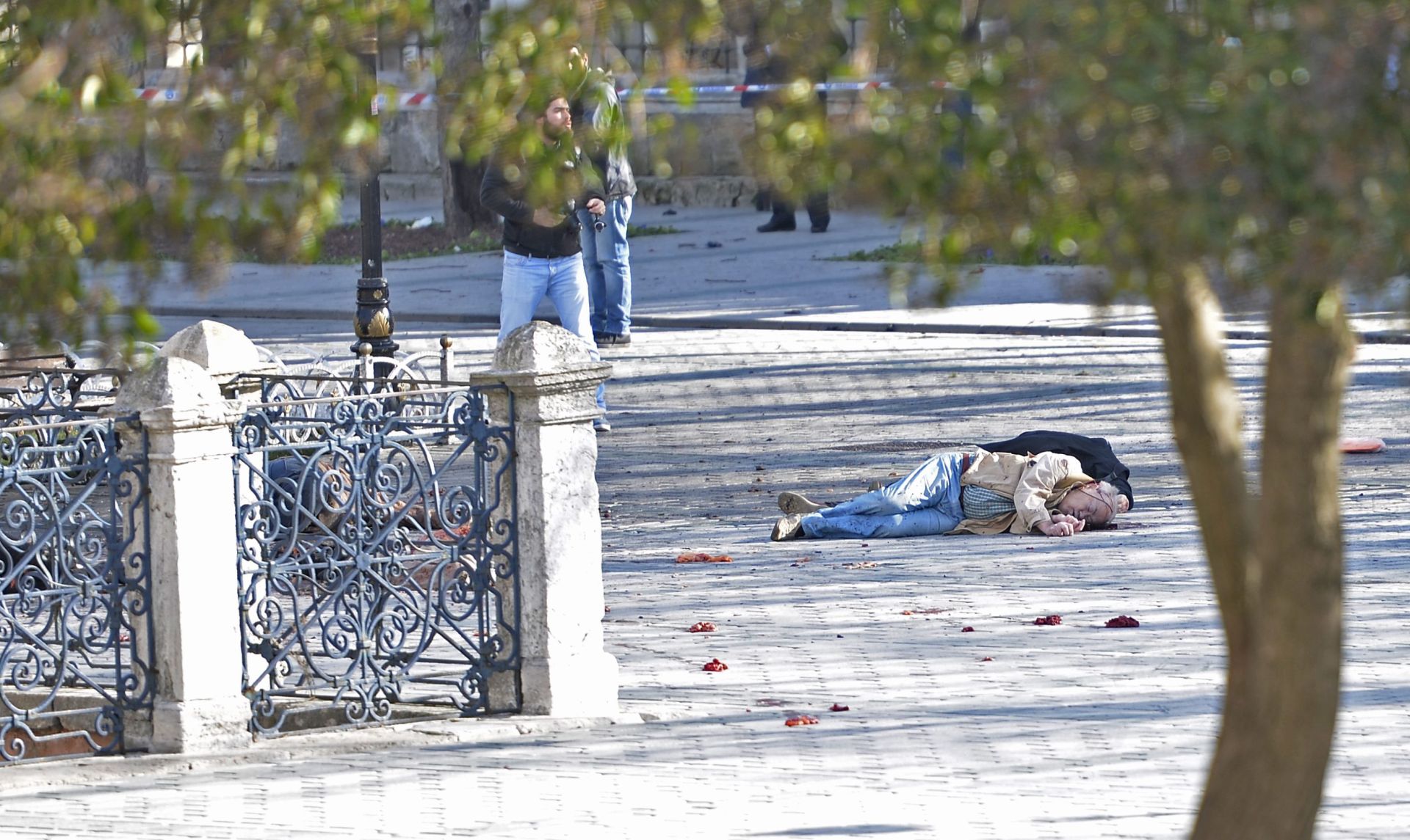epa05098243 A dead body lies on the ground after an explosion near by Blue Mosque, in the Sultanahmet district of central Istanbul, Turkey, 12 January 2016. Ten people are dead and 15 injured following an explosion in the Sultanahmet district of central Istanbul, the Anadolu news agency reported, citing the city's governor. According to the report, government sources suspect the explosion was intended as a terror attack. Police believe a suicide bomber was to blame, broadcaster CNN Turk reported.  EPA/DENIZ TOPRAK ATTENTION EDITORS: GRAPHIC CONTENT.