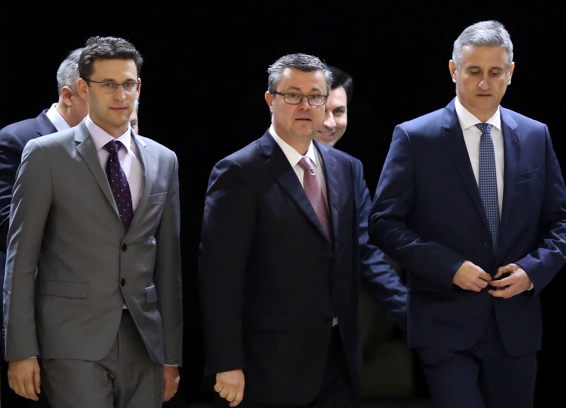 Zagreb, 23.12.2015 - Peti krug konzultacija predsjednice Republike s parlamentarnim strankama i zastupnicima izabranima u Hrvatski sabor. Na slici èelnici Domoljubne koalicije Tomislav Karamarko i Mosta Boo Petrov i njihov kandidat za premijera Tihomir Orekoviæ.
foto HINA/ Damir SENÈAR /ds