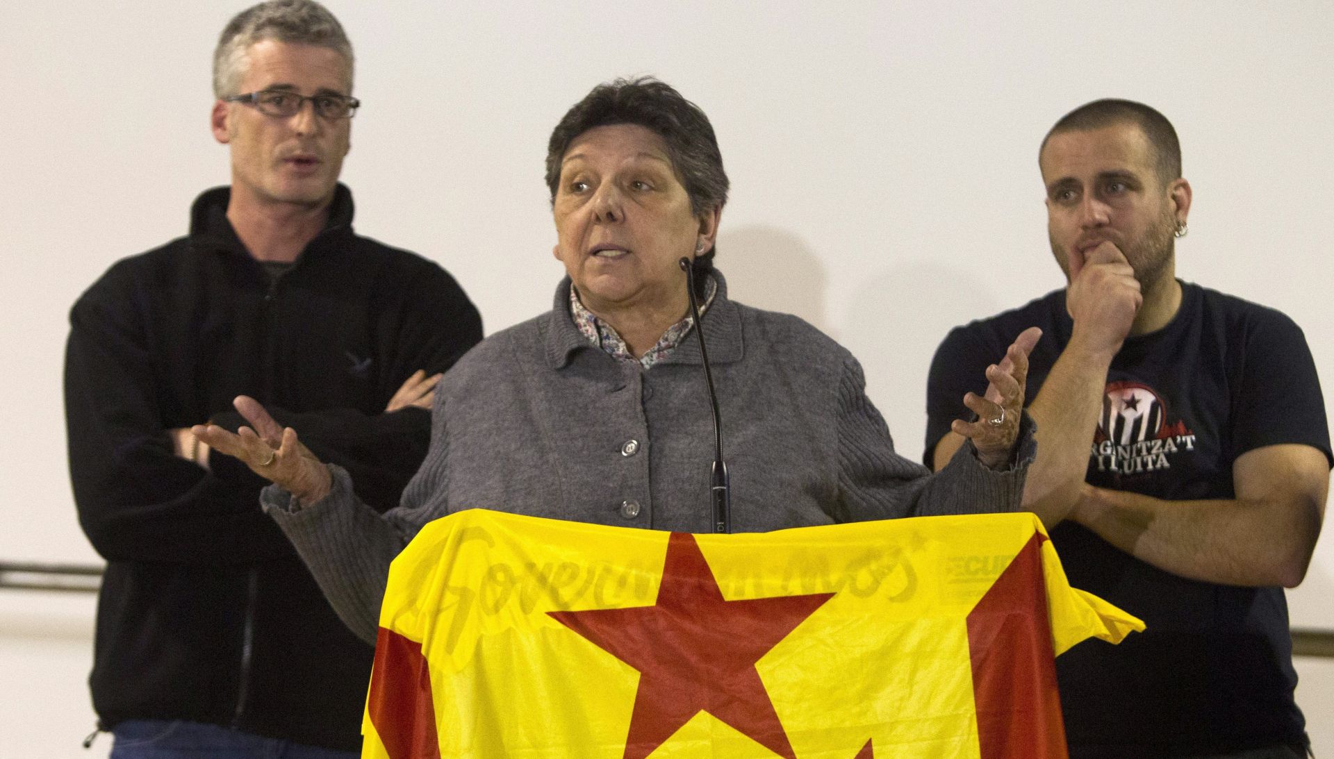 epa05086896 Pro-Catalan independence party Popular Unity Candidacy (CUP)'s members Gabriela Serra (C), Sergi Saladie (L) and Xevi Generoa, offer a press conference after a meeting of the party's political council and CUP's parlamentary action group to decide whether to support the re-election of Catalonian regional government acting president Artur Mas (unseen), in Catalonia, in Barcelona, northeastern Spain, 03 January 2016. CUP has decided not to support Artur Mas investiture, for which Catalonian early regional elections will be scheduled for March.  EPA/QUIQUE GARCIA