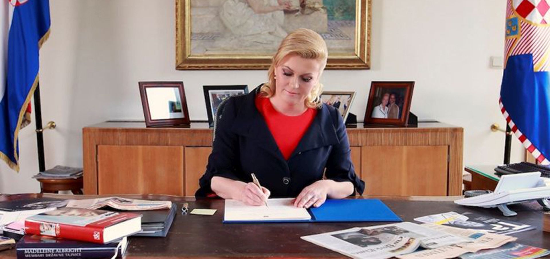 Zagreb, 24.12.2015.- Hrvatska predsjednica Kolinda Grabar-Kitaroviæ uputila je boiænu èestitku graðanima te im poeljela obilje zdravlja, veselja, mira i uspjeha. "Hrvaticama i Hrvatima i svim hrvatskim dravljankama i dravljanima elim èestiti blagoslovljen Boiæ te sretnu i uspjenu Novu godinu. Neka ovaj blagdan radosti, obiteljskog druenja i zajednitva donese mir, ljubav i nadu u svaki dom", napisala je predsjednica Kolinda Grabar- Kitaroviæ.
foto HINA/ Ured predsjednice/ ua