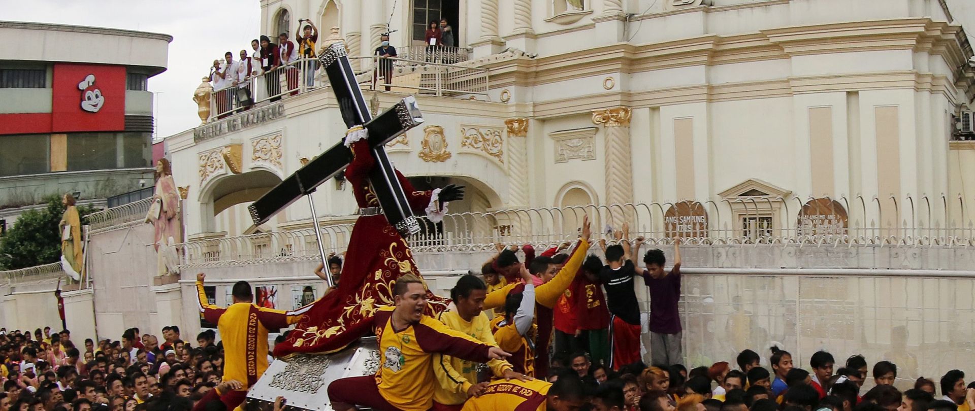 epa05091129 Filipino barefoot Catholics carry a replica of the Black Nazarene during a procession ahead of the Black Nazarene feast day celebrations in Manila, Philippines, 07 January 2016. The procession of the Black Nazarene is expected to draw millions of barefooted Catholic devotees to Manila on 09 January, according to a Manila police official.  EPA/FRANCIS R. MALASIG
