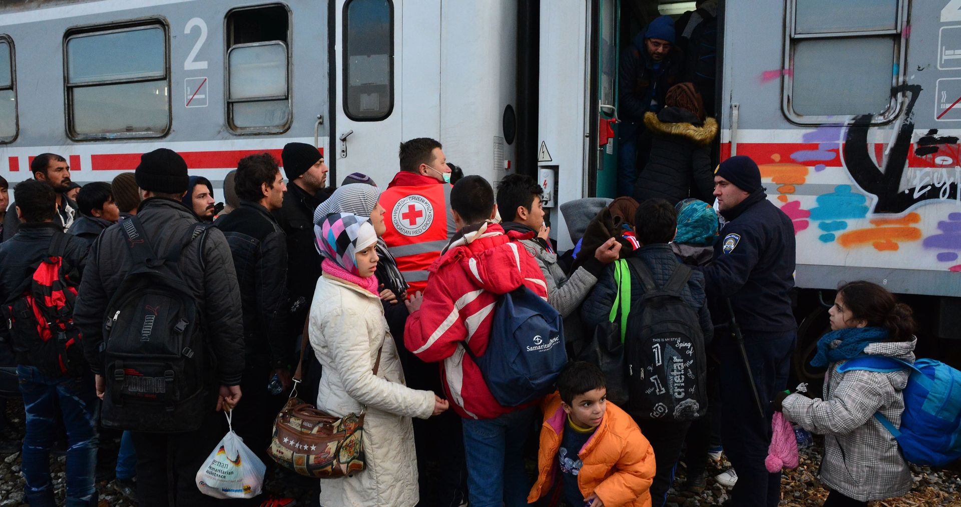 23.11.2015., Garcin - Migranti se od danas do zimskog tranzitnog centra u Slavonski Brod prevoze autobusima do zeljeznicke stanice u Garcinu, a nakon popisa i kraceg boravka u kampu prevoze nazad, te presjedaju u vlakove i nastavljaju put dalje prema Sloveniji.
Photo: Ivica Galovic/ PIXSELL