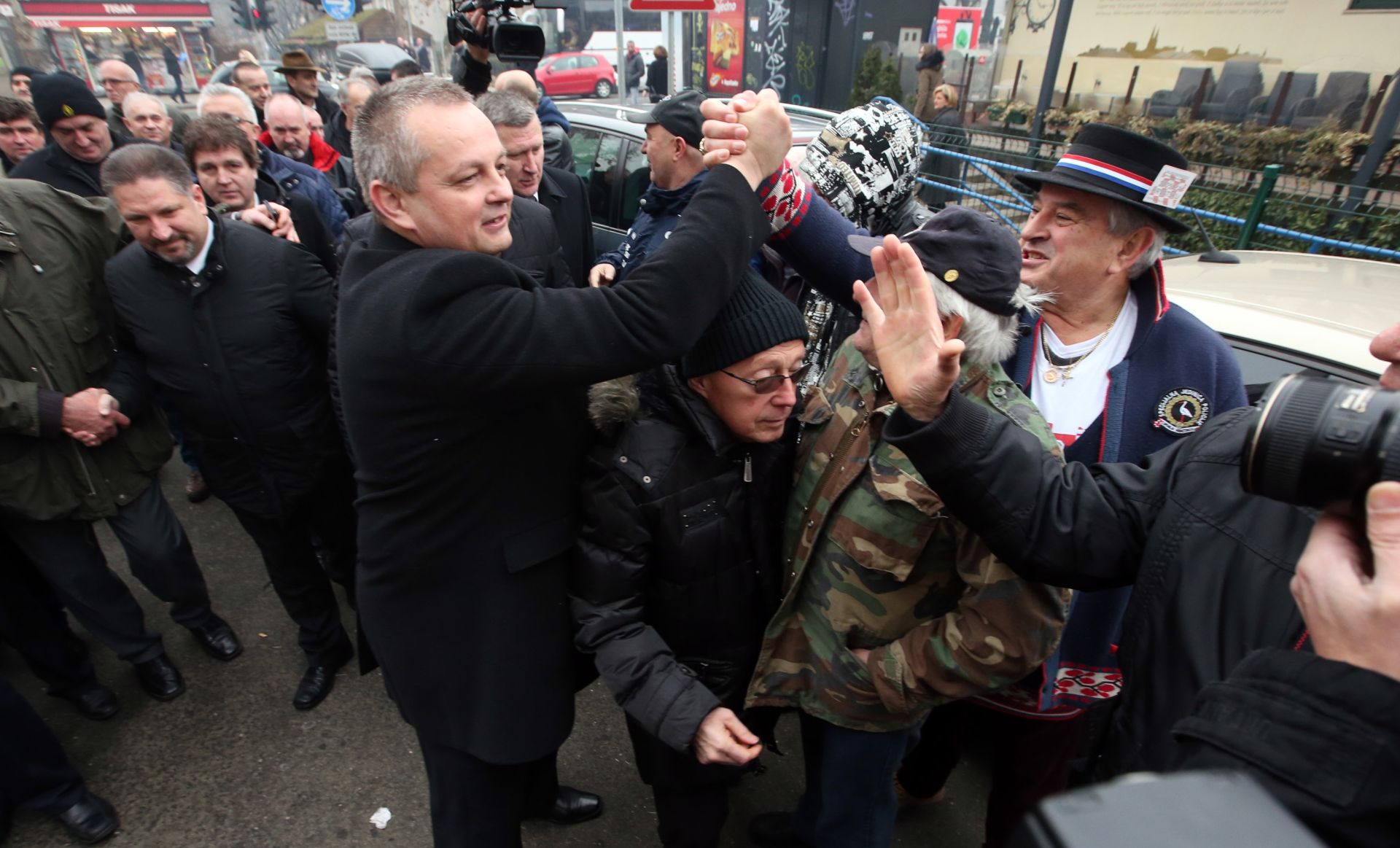 25.01.2016., Zagreb - Uoci primopredaje duznosti novi ministar branitelja Mijo Crnoja pozdravio je prosvjednike ispred Ministarsta. Photo: Robert Anic/PIXSELLL