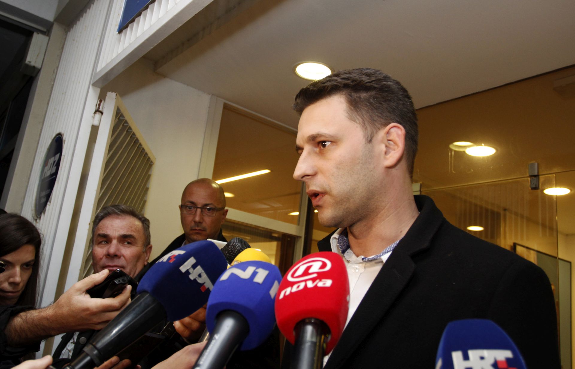ibenik, 04.12.2015 -  U sjeditu ibenskog HDZ-a u petak odran je sastanak predsjednika HDZ-a Tomislava Karamarka i èelnika Mosta nezavisnih lista Boe Petrova te njihovih suradnika. Na slici Boo Petrov daje izjavu za medije nakon sastanka.
foto HINA/ ik