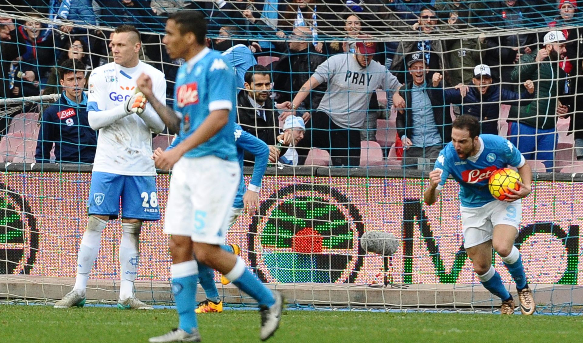 epa05137177 Napoli's Gonzalo Higuain (R) jubilates after scoring a goal during the Italian Serie A soccer match SSC Napoli vs Empoli FC at San Paolo stadium in Naples, Italy, 31 January 2016.  EPA/CIRO FUSCO
