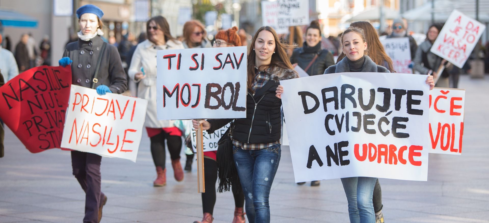 25.11.2015. Rijeka - Povodom Medunarodnog dana borbe protiv nasilja nad zenama tocno u ponde na rijeckom Korzu odrzan je polusatni tihi prosvjed na kojem su aktivistice i aktivisti jasno porucili NE nasilju prema zenama.
Photo: Nel Pavletic/PIXSELL