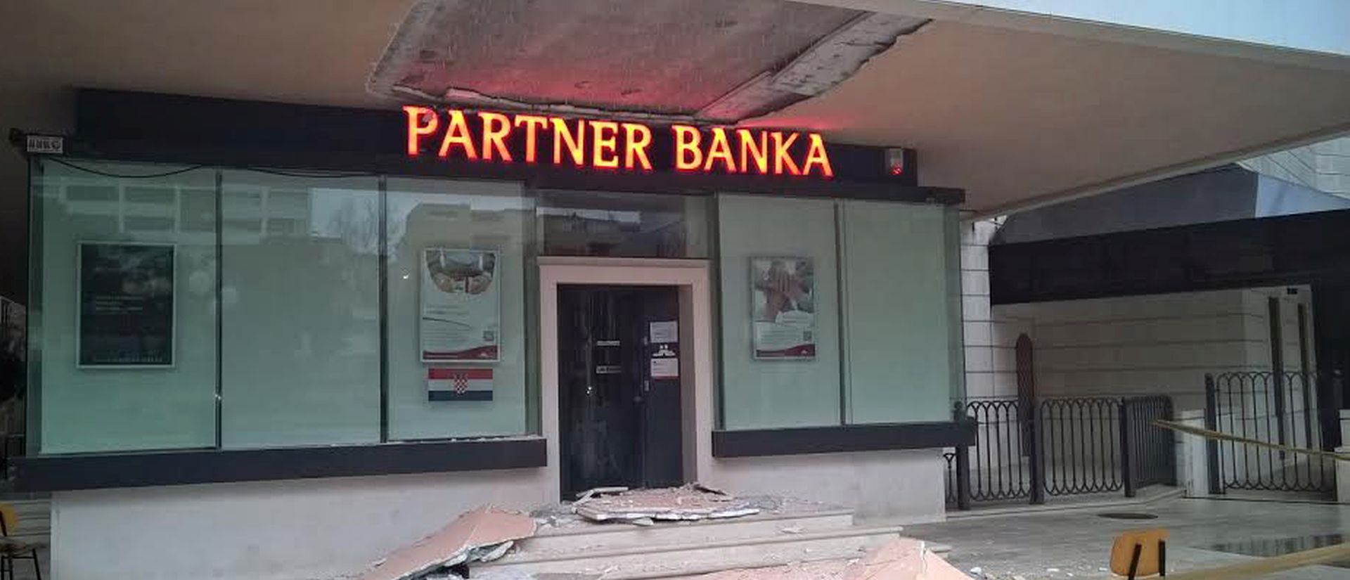 Split, 3.1.2016. -  U sreditu Splita, na Trgu Dobri, u nedjelju ujutro propao je viseæi strop Partner banke te se oglasio alarm, no zatitari su utvrdili da se ne radi o provali veæ da je na vanjski, ulazni dio u banku, na stepenice, pao veliki komad stropa. 
foto HINA / aklina JURIÆ / mm