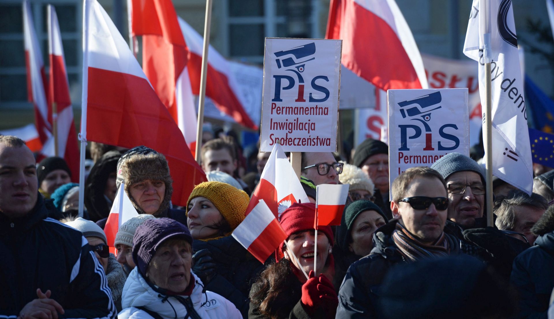 epa05120475 People protest during a rally organised by the Committee for the Defence of Democracy (KOD), in Warsaw, Poland, 23 January 2016. Anti-government protests organised by the KOD were held in many Polish cities and some European cities as well.  EPA/JACEK TURCZYK POLAND OUT
