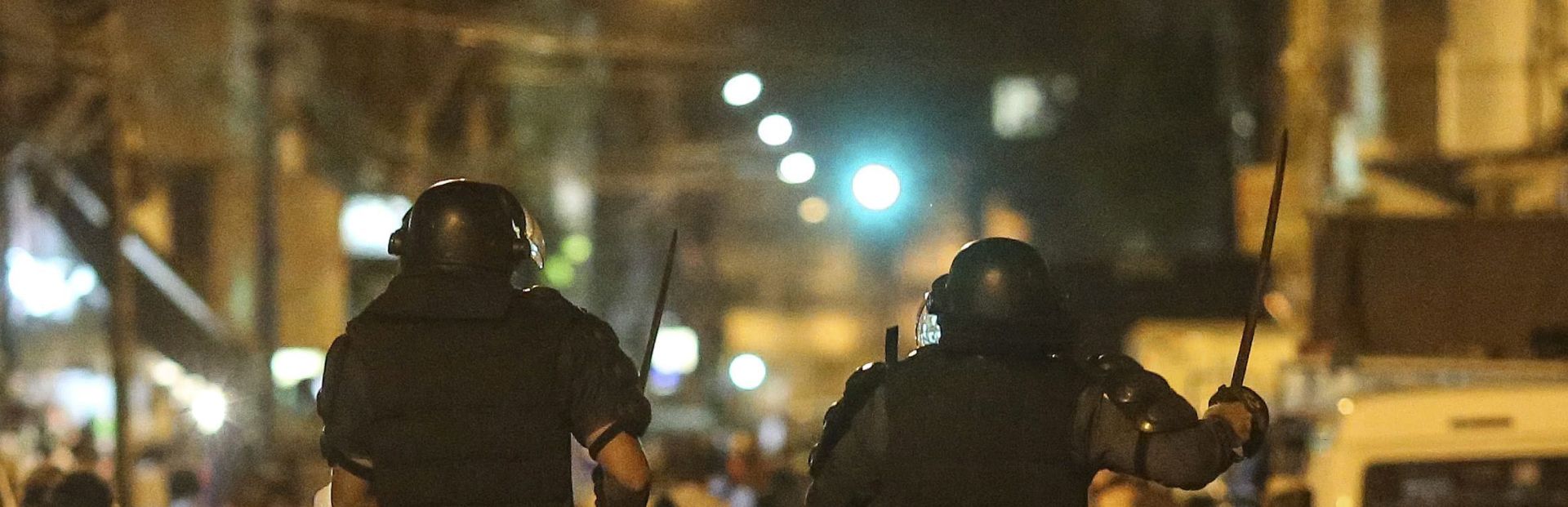 epa05093467 Brazilian policemen confront demonstrators during riots at a protest against the bus fare hike, in Rio de Janeiro, Brazil, 08 January 2016.  EPA/ANTONIO LACERDA