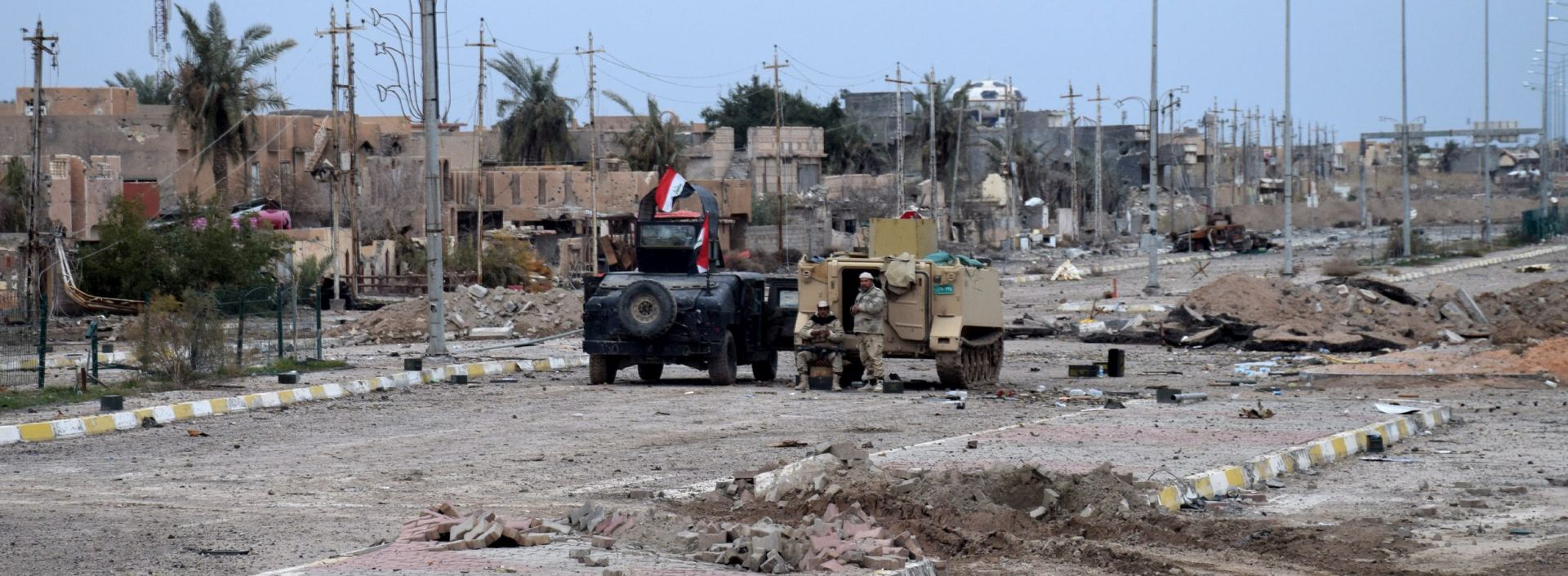 epa05087164 Iraqi army forces take up position at a street in central Ramadi city, west of Iraq, 03 January 2016. Islamic State militants are holding around 200 families hostage in Ramadi, an Iraqi official said on 31 December 2015, three days after the western city was mostly retaken from the terrorist group. Head of the Anbar province local council, Sabah Karhut, said that the jihadists were holding the families in the eastern part of Ramadi to stop US-led coalition warplanes and Iraqi ground forces from hunting Islamic State remnants in the city.  EPA/STR