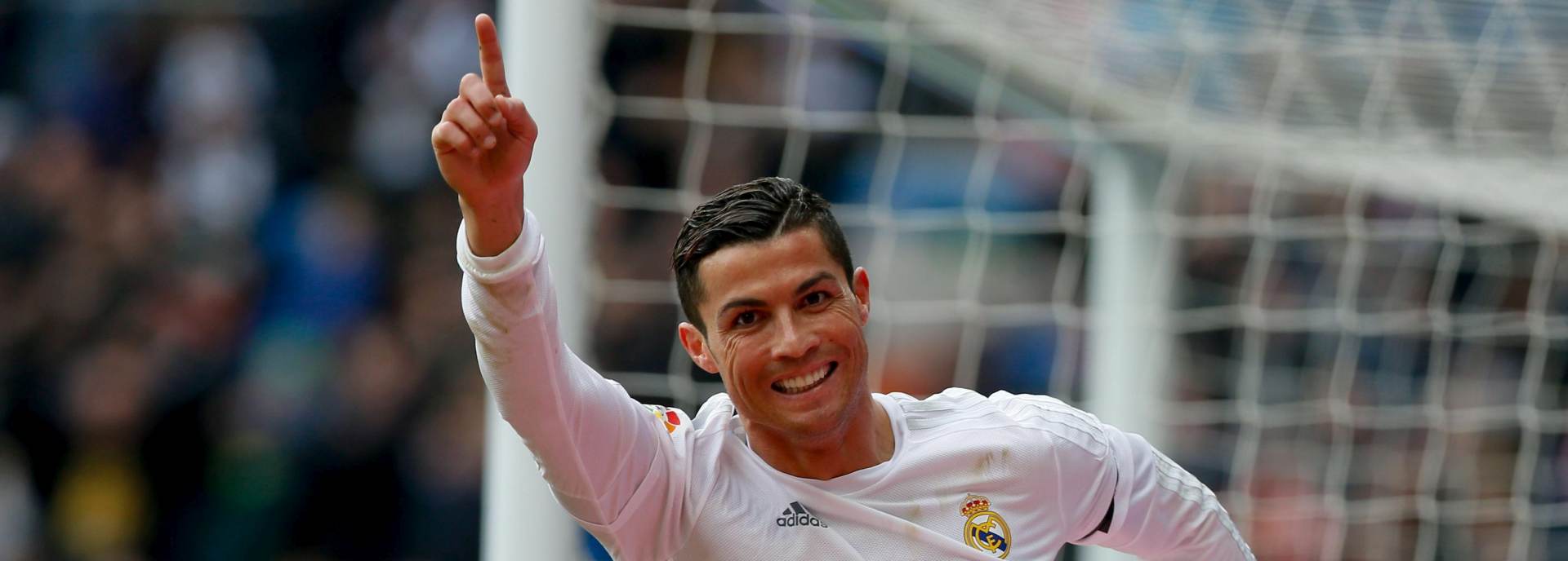 epa05107003 Real Madrid's Portuguese striker Cristiano Ronaldo celebrates after scoring his second goal against Sporting Gijon during their Spanish Primera Division soccer match at Santiago Bernabeu stadium in Madrid, Spain, 17 January 2016.  EPA/JuanJo Martin