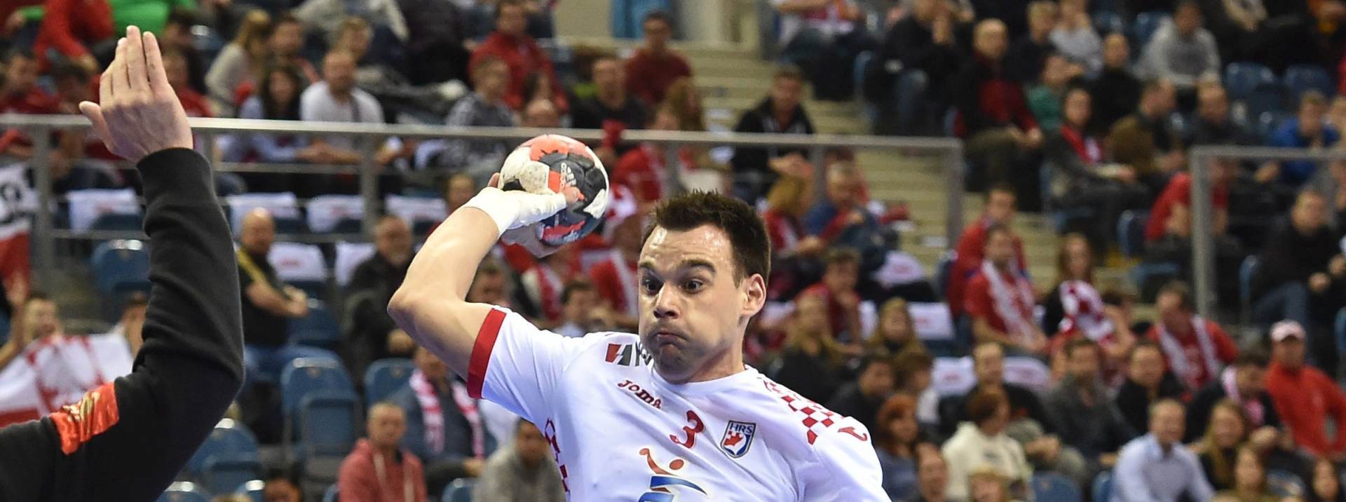 epa05116863 Croatia's Marino Maric (R) in action against FYR Macedonian golie Daniel Dupjachanec (L) during the 2016 Men's European Championship handball group 1 match between FYR Macedonia and Croatia at the Tauron Arena hall in Krakow, Poland, 21 January 2016.  EPA/JACEK BEDNARCZYK POLAND OUT