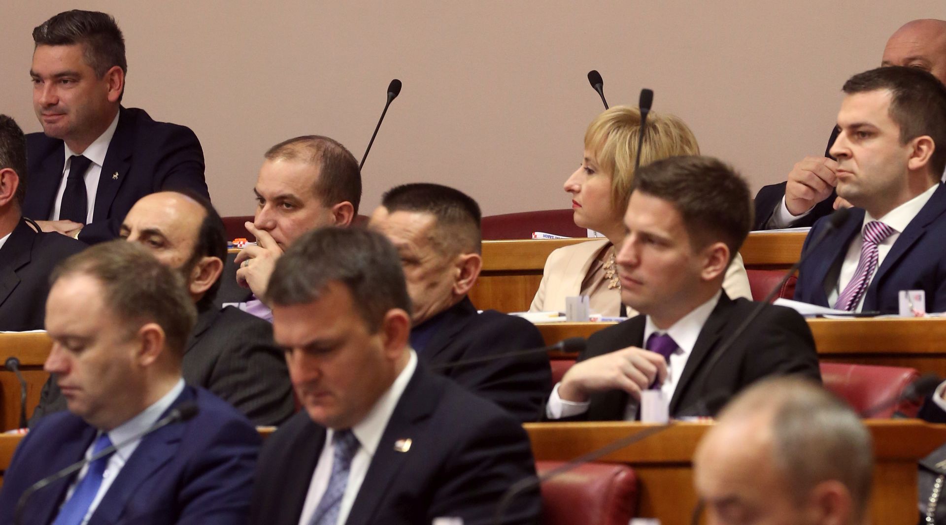 Zagreb, 22.01.2016 - Druga sjednica 8. saziva Hrvatskog sabora na kojoj æe mandatar Vlade Tihomir Orekoviæ predstaviti program svoje Vlade i njezine èlanove te od zastupnika zatraiti da mu iskau povjerenje. Na slici prijavljeni zastupnici za raspravu na monitoru u sabornici.
foto HINA/ Damir SENÈAR /ds