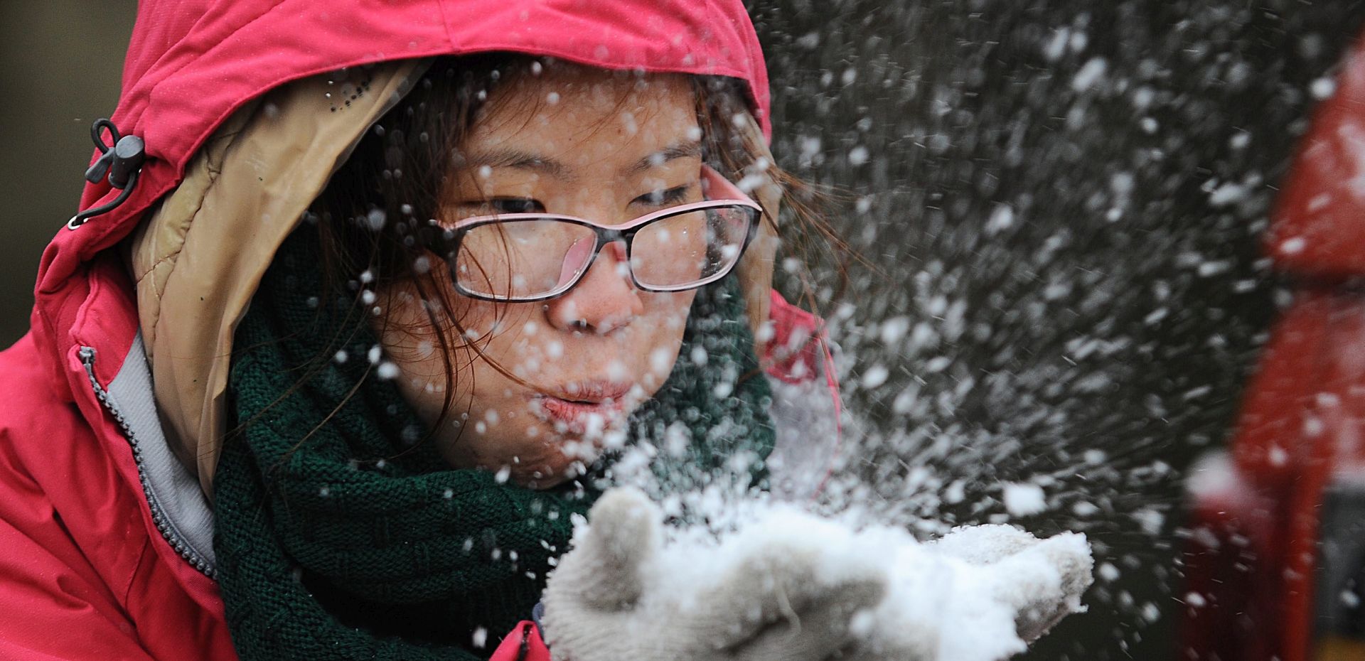 epa05121928 A tourist plays with the snow at Sapa, a mountainous town in northern Vietnam, Lao Cai province, Vietnam, 24 January 2016. Northern provinces in Vietnam has entered the coldest time of the year, according to media reports. The lowest temperatures in Hanoi is predicted to be around 8 to 9 degrees Celsius, while in mountainous area, temperatures may drop to below 1 and 0 degree Celsius.  EPA/STR