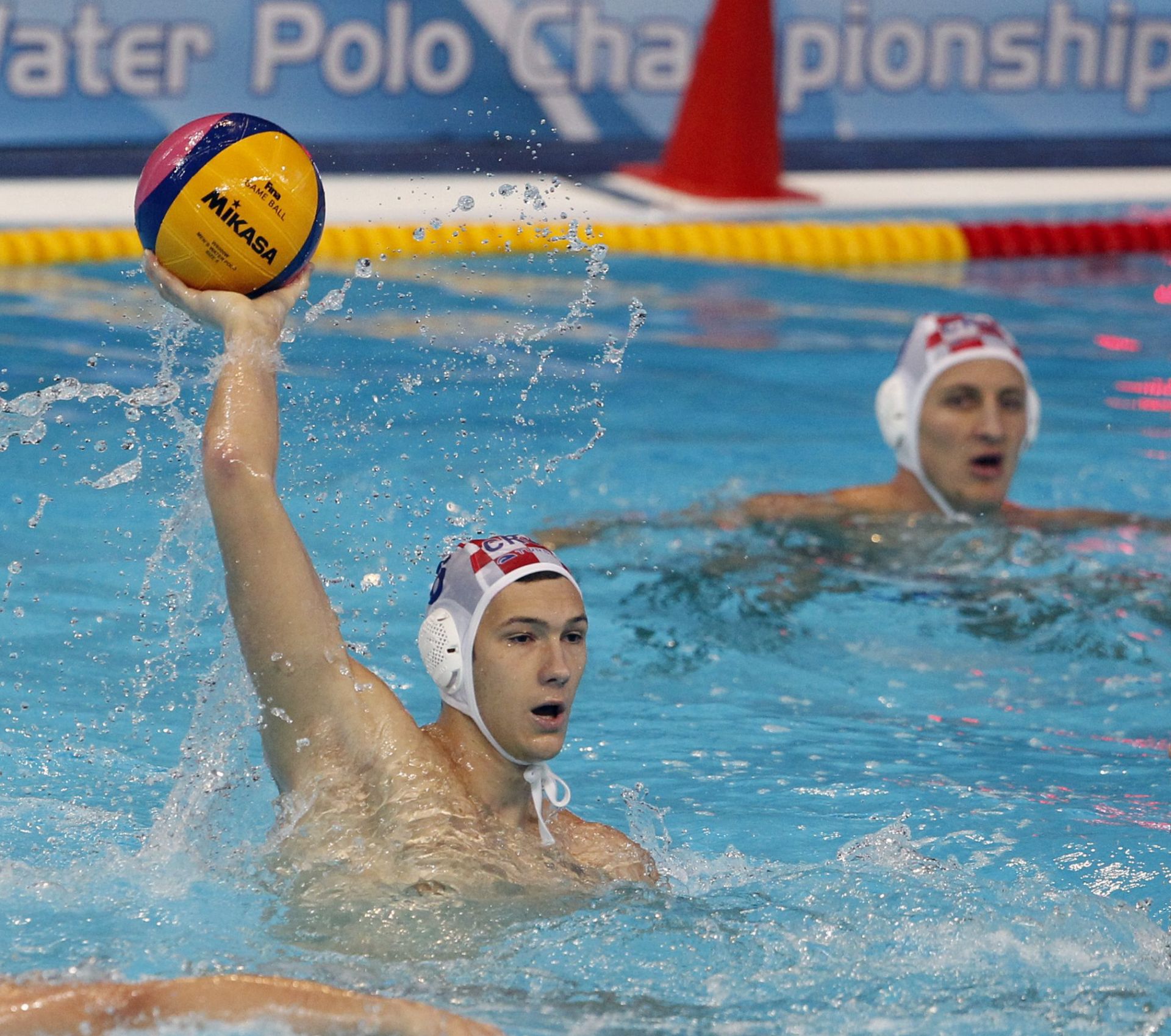 epa05096089 Luka Bukic of Croatia (L) and Milos Cuk of Serbia (R) in action during the Preliminary Group A, Serbia vs Croatia match at the Waterpolo European Championships in Belgrade, Serbia, 10 January 2016.  EPA/STR