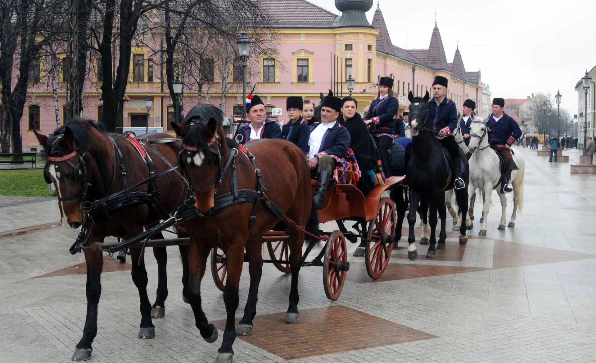 22.02.2014., Vinkovci - Sredistem grada prodefiliralo 30-ak konjanika, sudionika tradicionalnog pokladnog jahanja koje organizira povijesna udruga Vinkovacki sokacki rodovi. 
Photo: Goran Ferbezar/PIXSELL