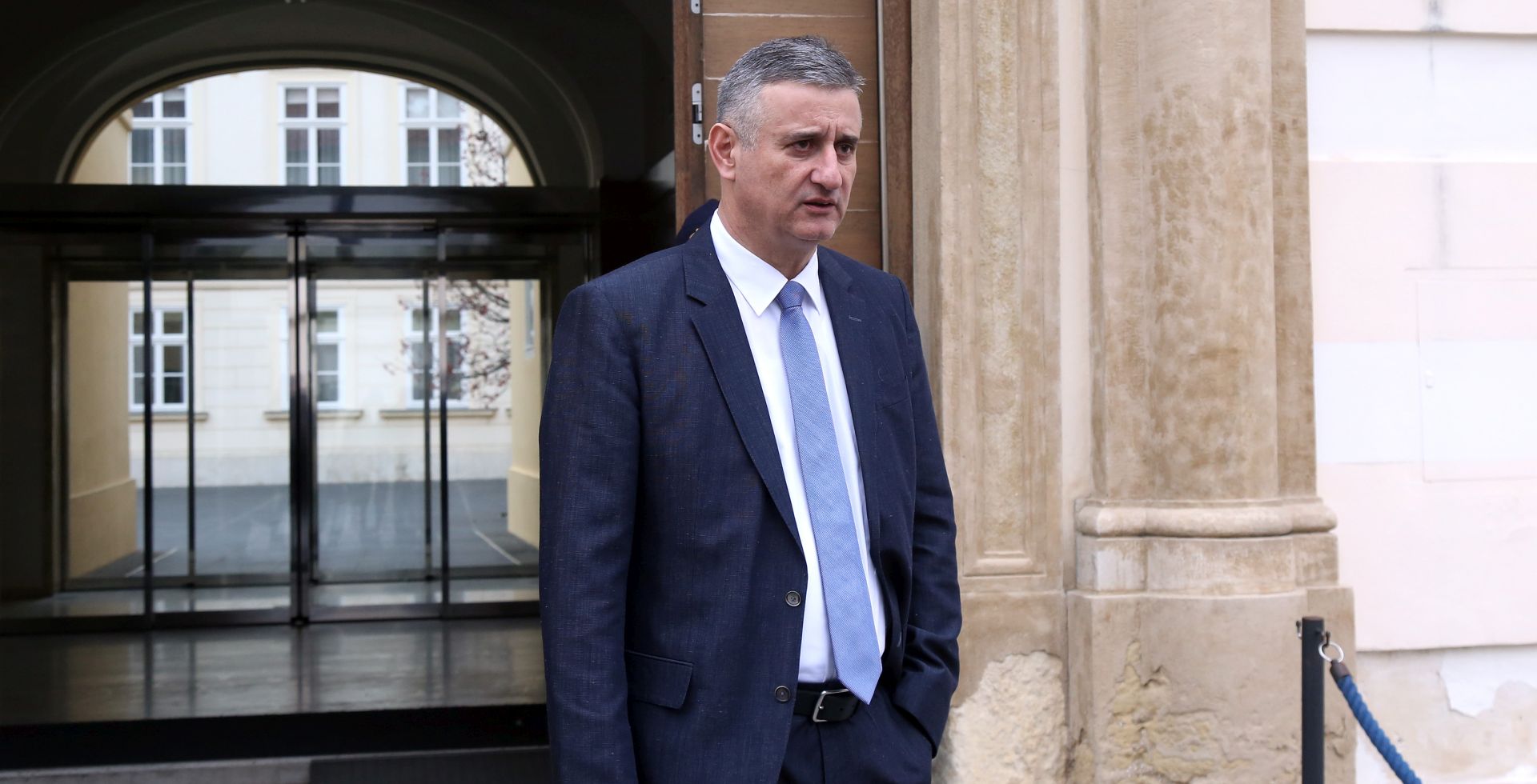 U Banskim dvorima je neto prije podneva zavrio prvi radni sastanak na kojem su èlanovi Vlade premijera Tihomira Orekoviæa razgovarali o izradi proraèuna, te procesu primopredaje ministarstava. Na slici prvi potpredsjednik Vlade Tomislav Karamarko izlazi iz Banskih dvora.
foto HINA/ Damir SENÈAR /ds
