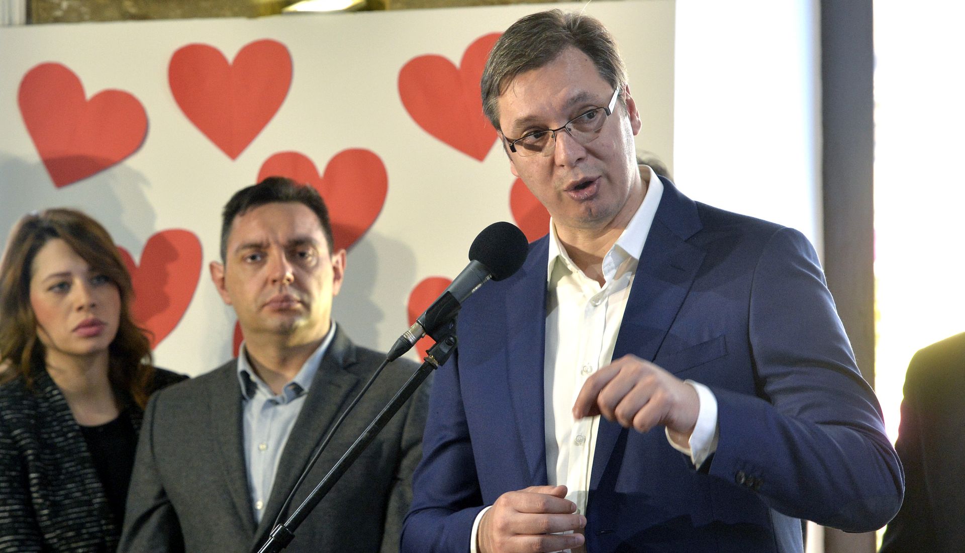 Beograd, 14.2.2016. - Srbijanski premijer Aleksandar Vuèiæ rekao je u nedjelju kako je zabrinut vijestima o govoru mrnje i netoleranciji kojoj je izloen predsjednik Srpskog narodnog vijeæa Milorad Pupovac i Srbi u Hrvatskoj, nakon razgovora s Pupovcem. Na fotografiji srpski ministar za rad, zapoljavanje, boraèka i socijalna pitanja Aleksandar Vulin i Aleksandar Vuèiæ tijekom posjete Domu za starije 'Dragia Æiriæ' u Zemunu, prilikom èega je Vuèiæ i dao izjavu za medije.
foto HINA / Zoran ESTIÆ / TANJUG / mm